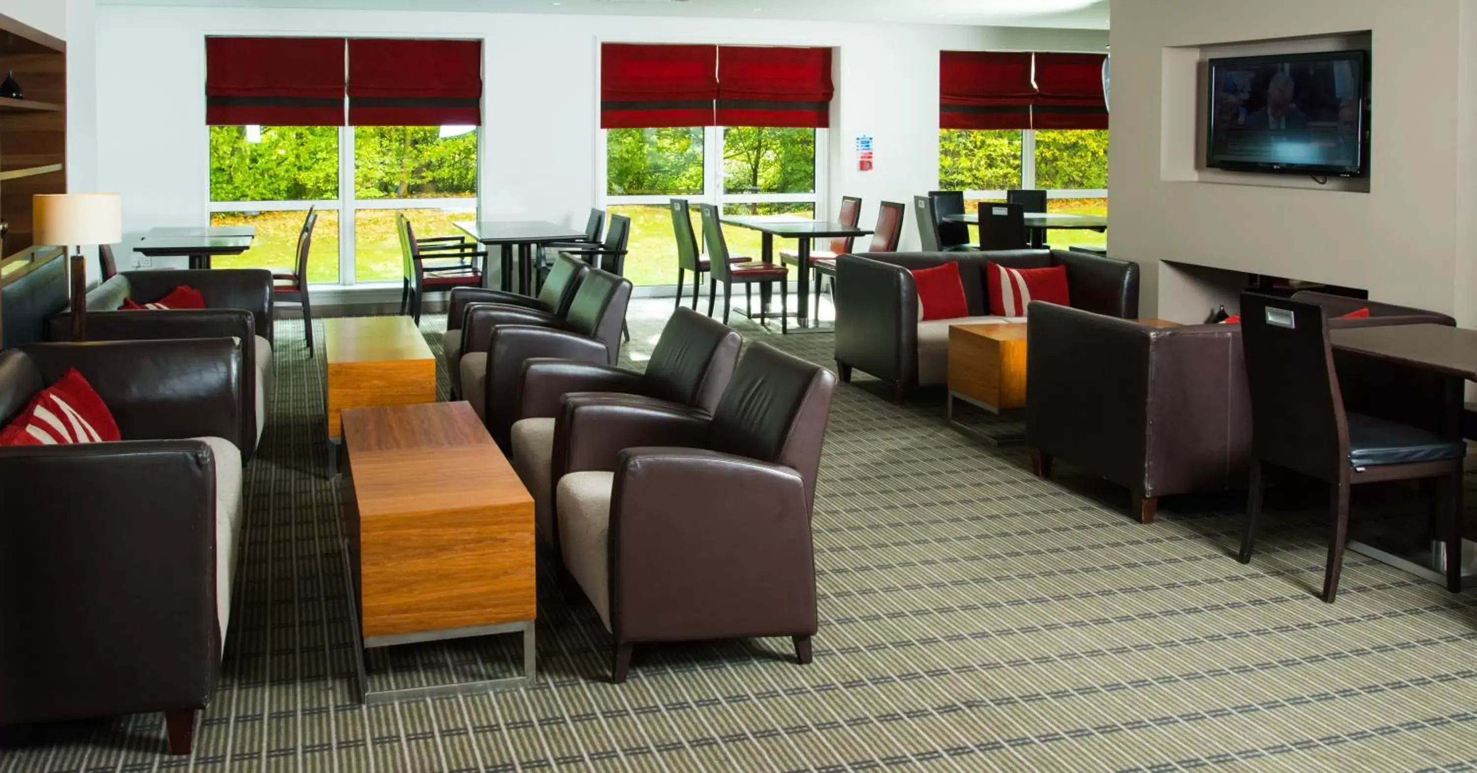 Restaurant/places to eat, Lounge/Bar in Holiday Inn Express Swindon West, an IHG Hotel