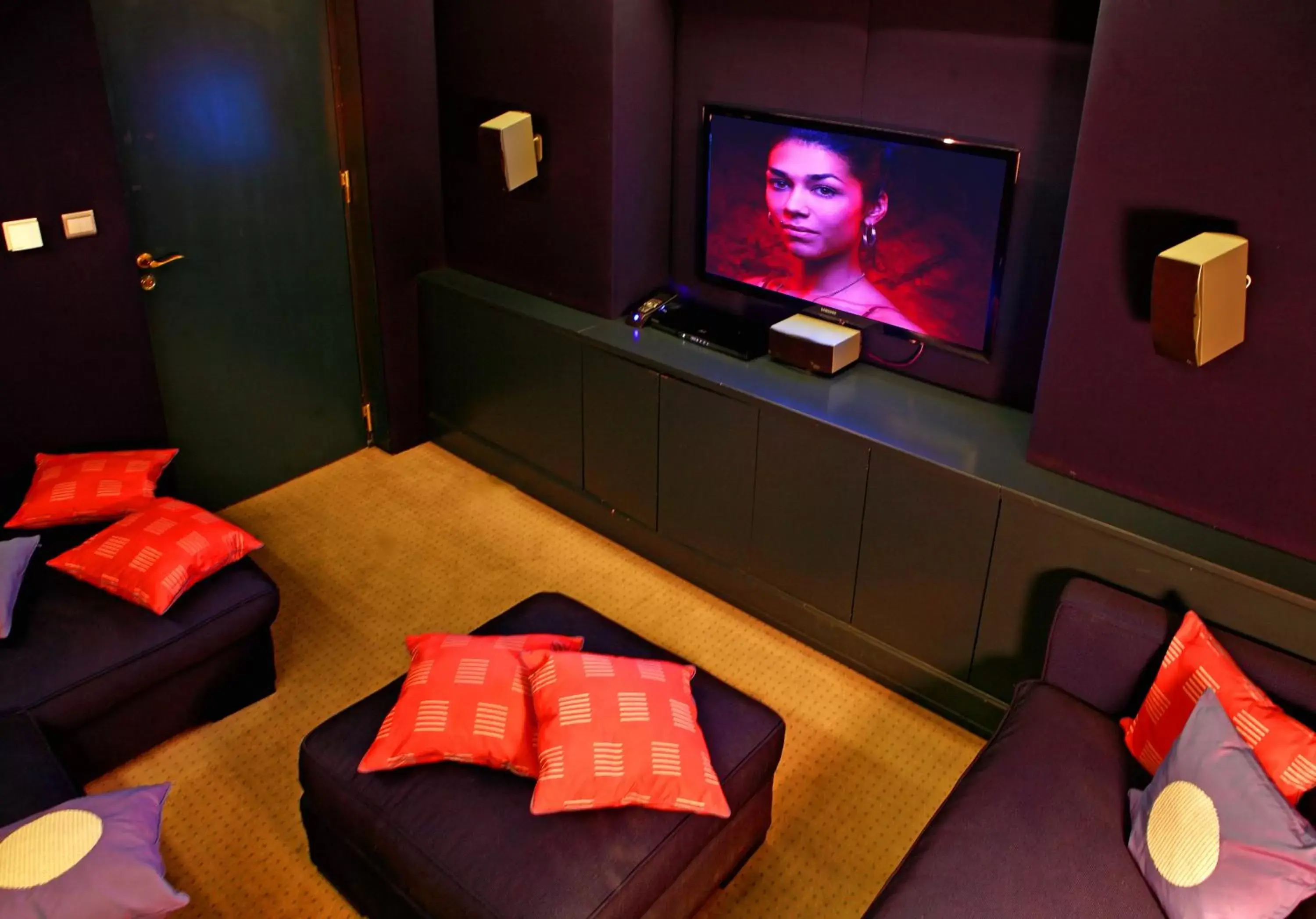 Lounge or bar, TV/Entertainment Center in Aria Hotel