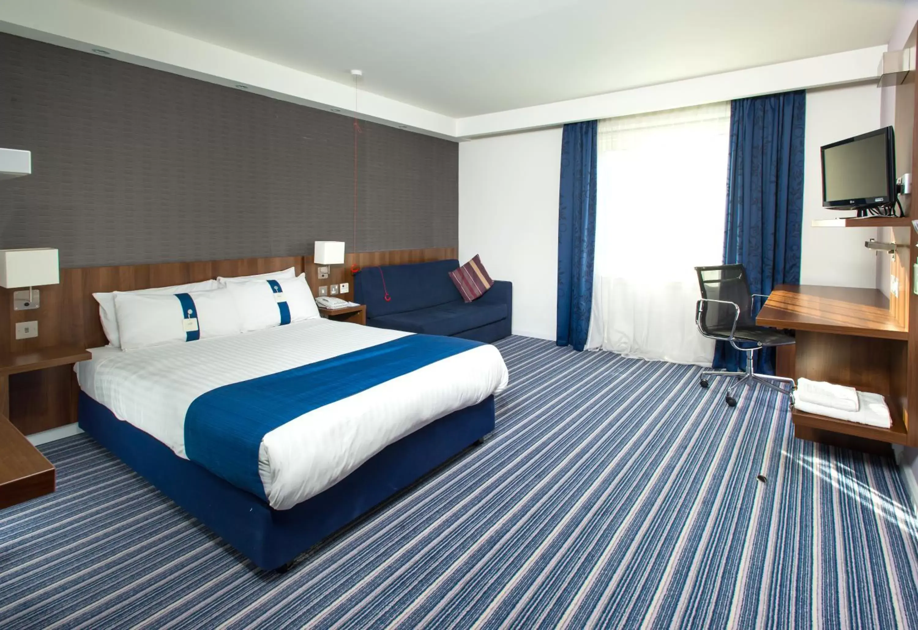 Photo of the whole room, Bed in Holiday Inn Express Cambridge Duxford M11 Jct 10, an IHG Hotel