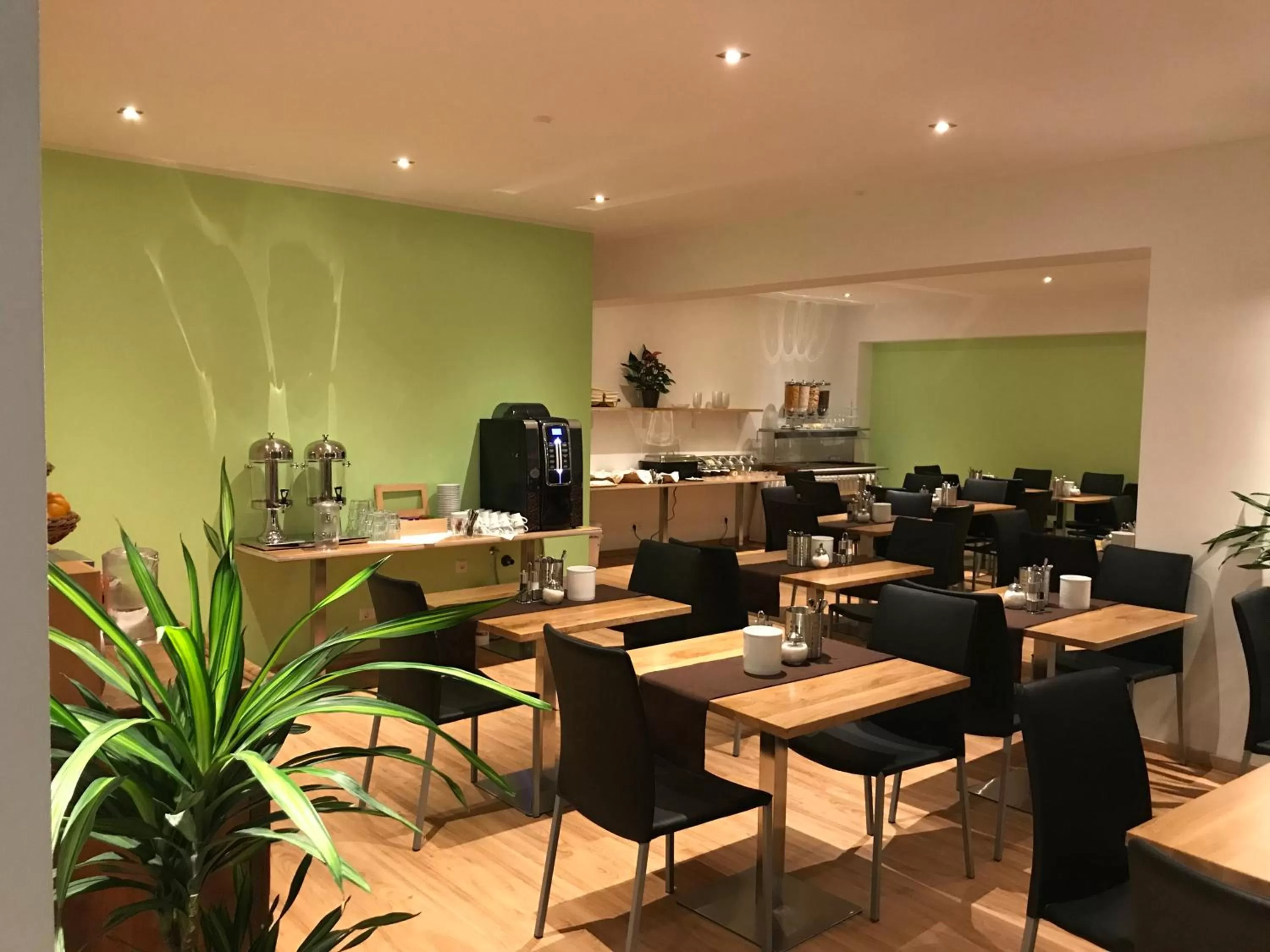 Budget Twin Room in Montagehotel Living@Linz