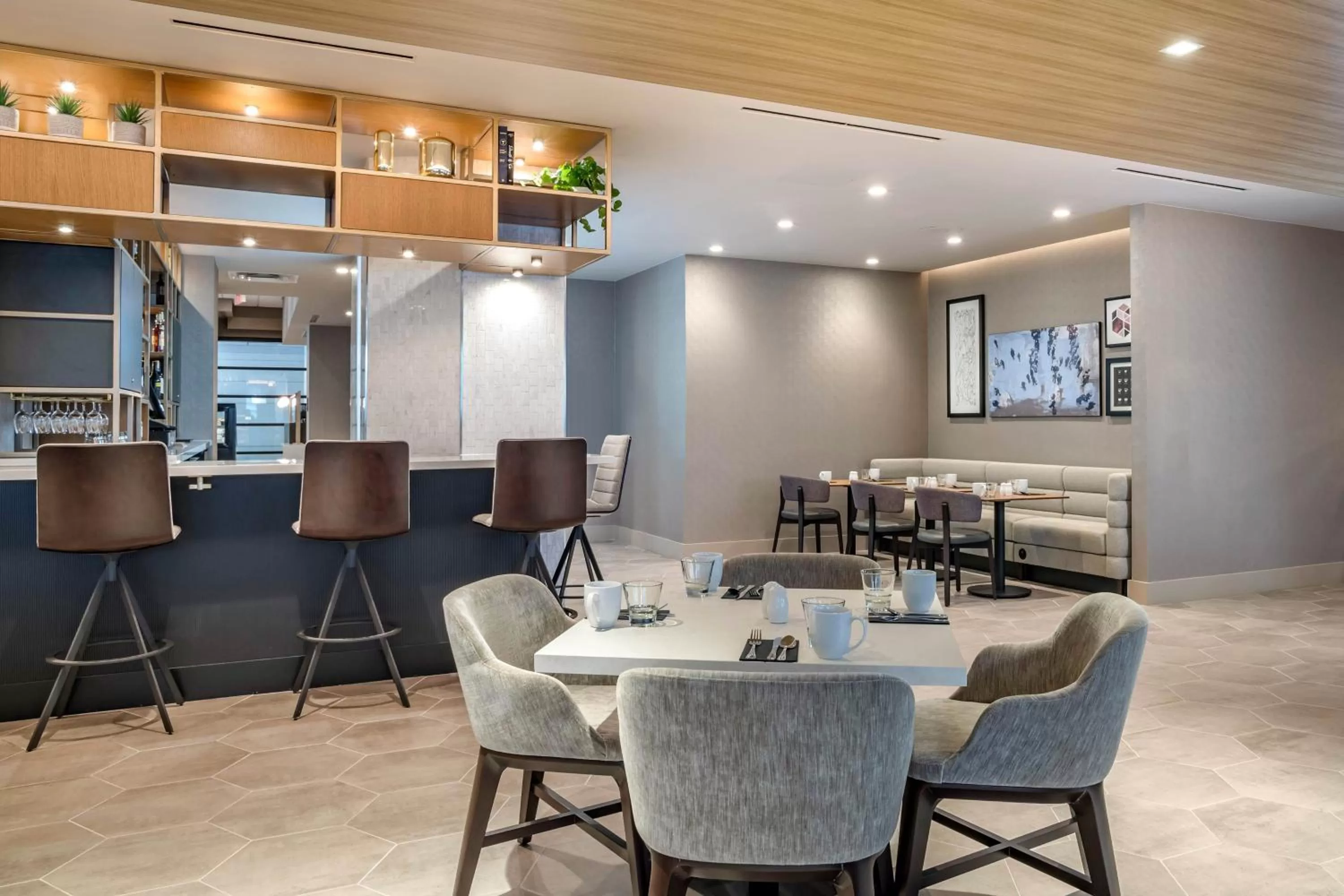 Lounge or bar in Sheraton Suites Wilmington Downtown