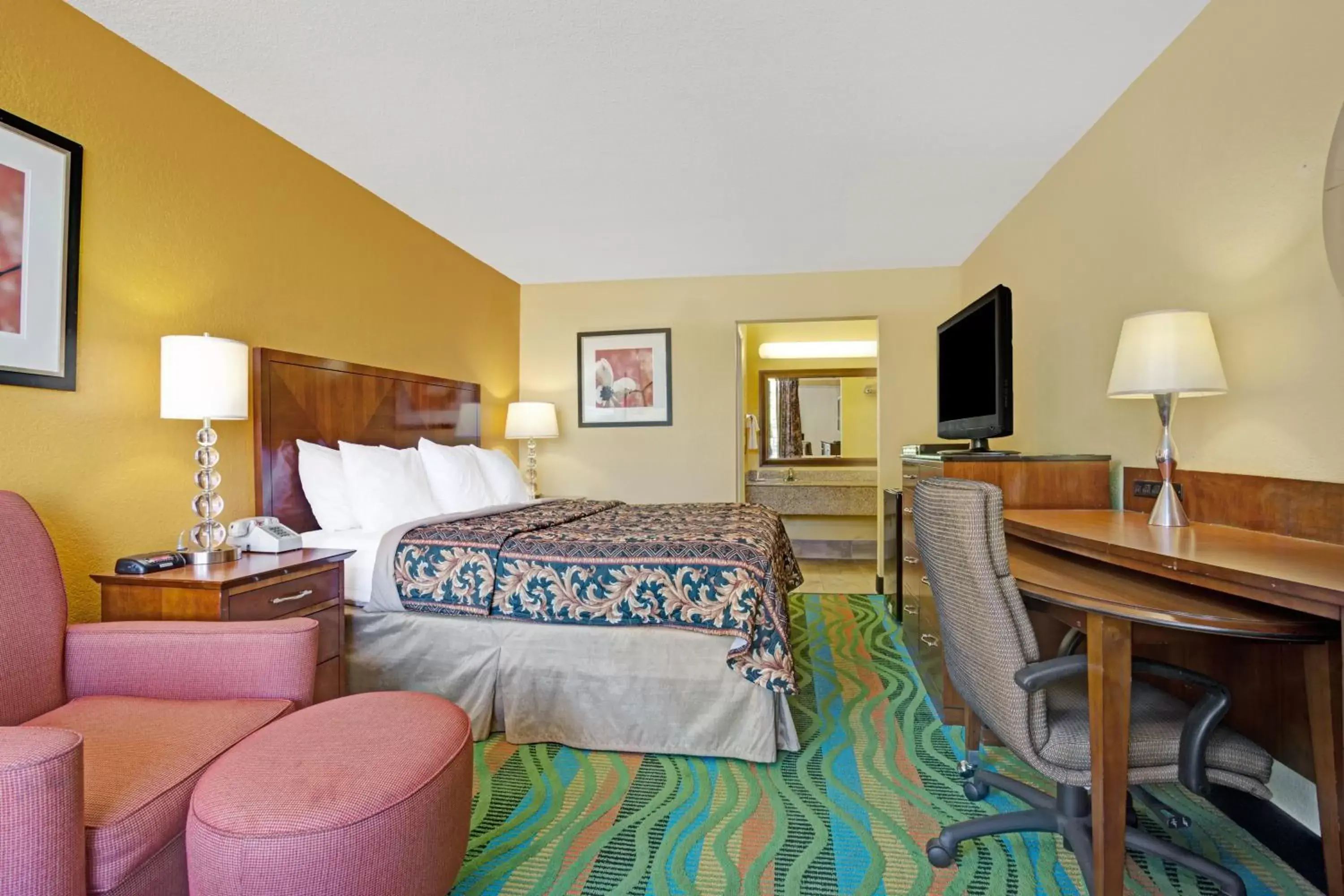 Photo of the whole room, Bed in Days Inn by Wyndham Norfolk Military Circle