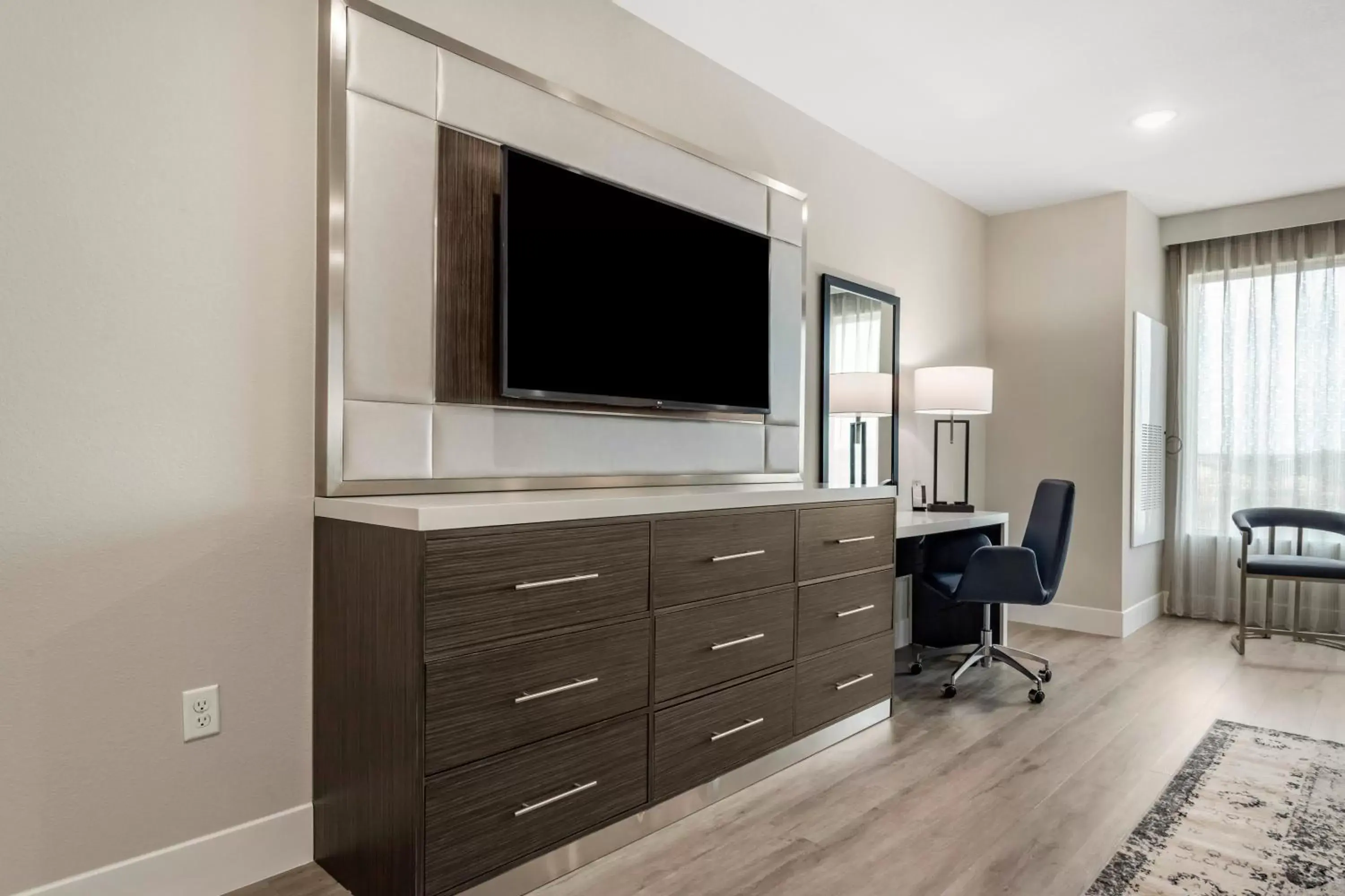 Living room, TV/Entertainment Center in Cambria Hotel Austin Uptown near the Domain