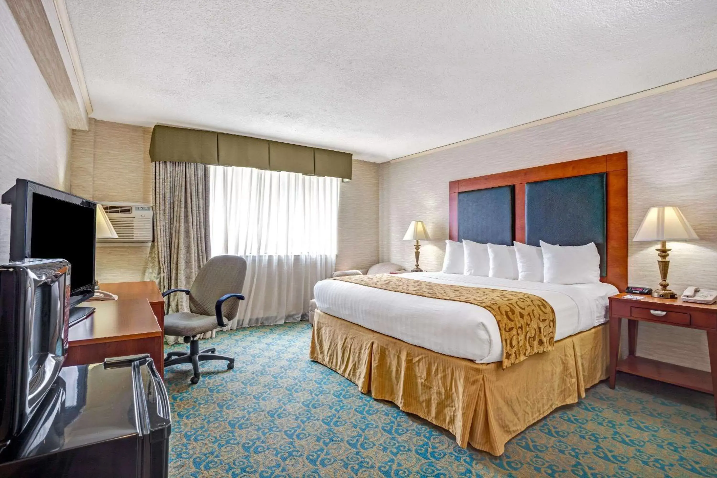 Queen Room with City View and Mobility/Hearing Impaired Access - Non-Smoking in Baymont by Wyndham Bremerton WA