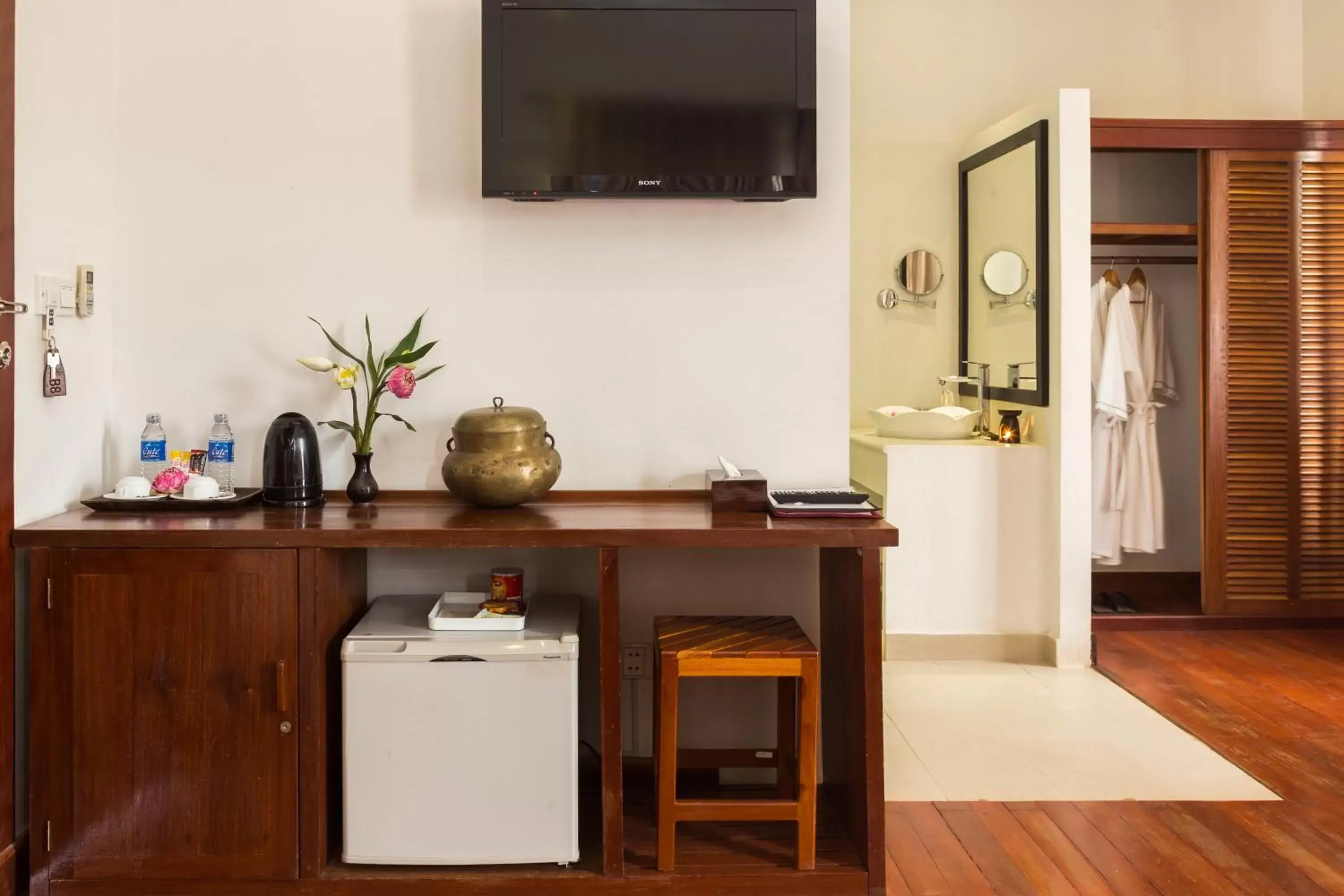 Photo of the whole room, TV/Entertainment Center in Apsara Centrepole Hotel