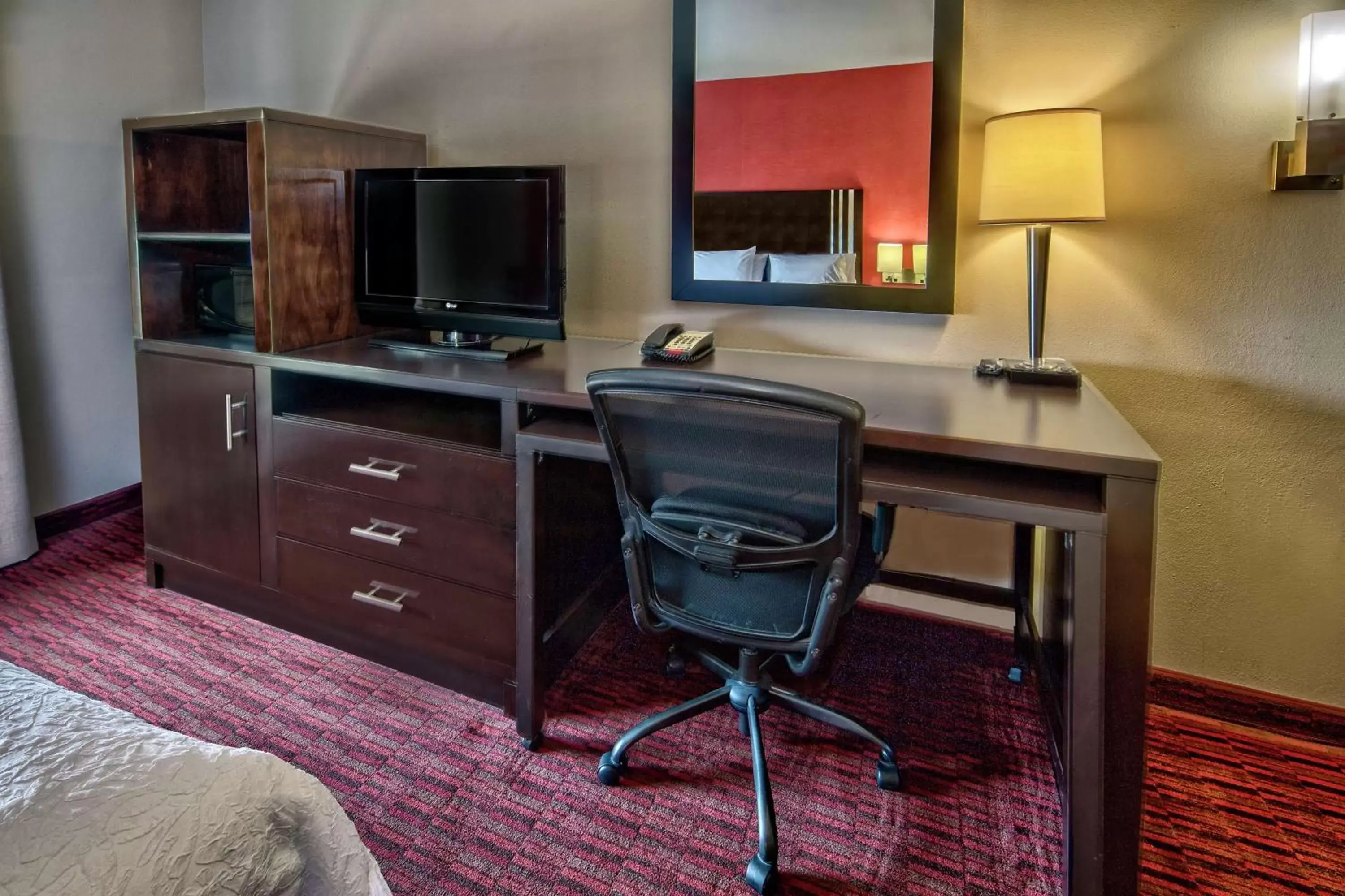 Bedroom, TV/Entertainment Center in Hampton Inn & Suites Lebanon