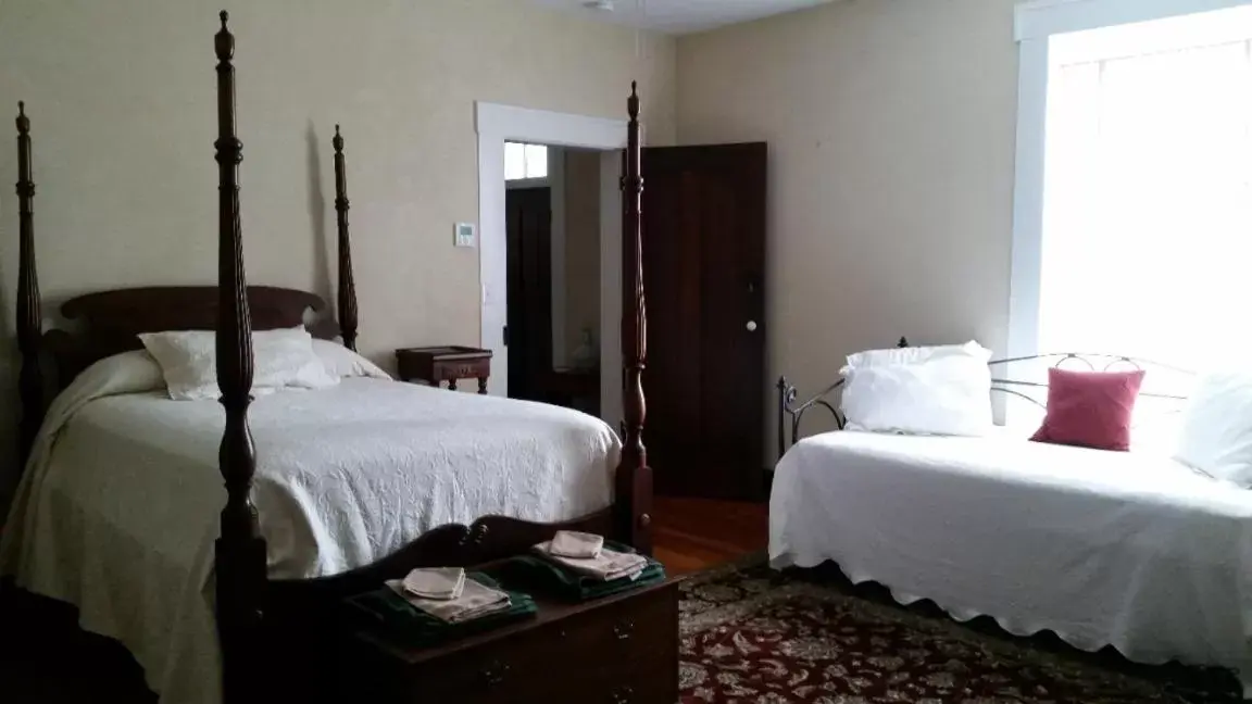 Photo of the whole room, Bed in Mountain Home Bed & Breakfast