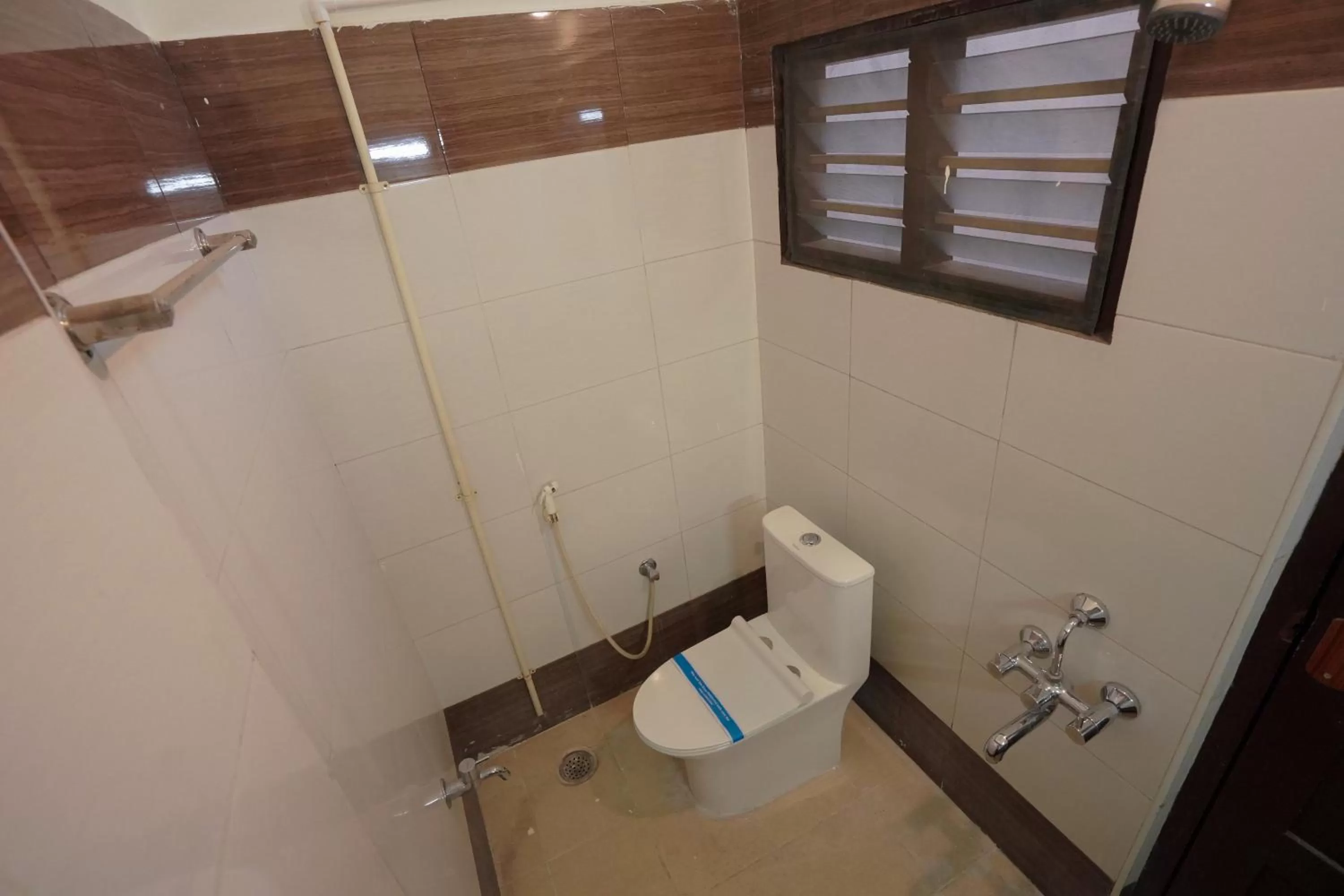 Shower, Bathroom in SGS Lodgings International