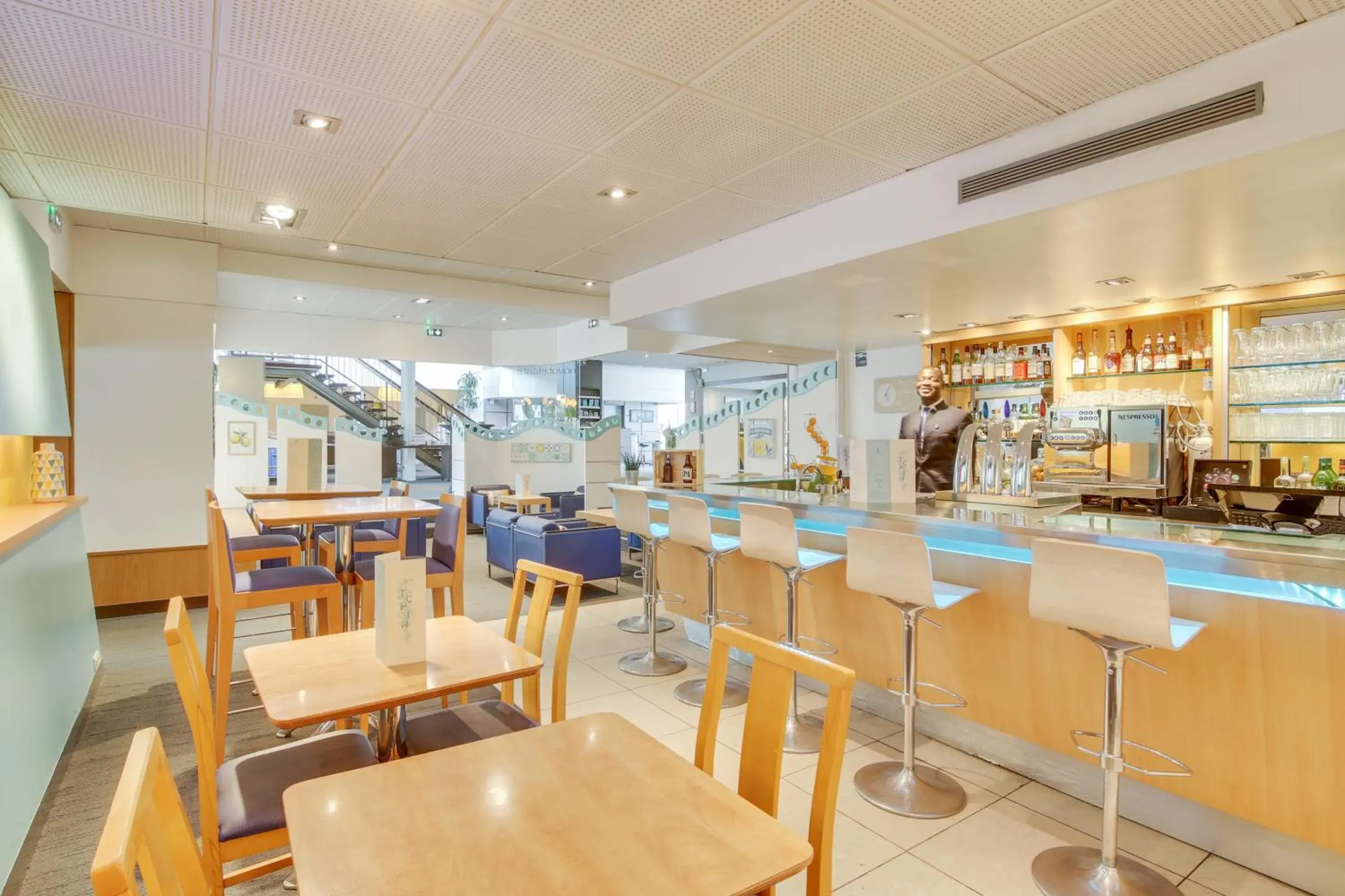 Lounge or bar, Restaurant/Places to Eat in Novotel Poissy Orgeval