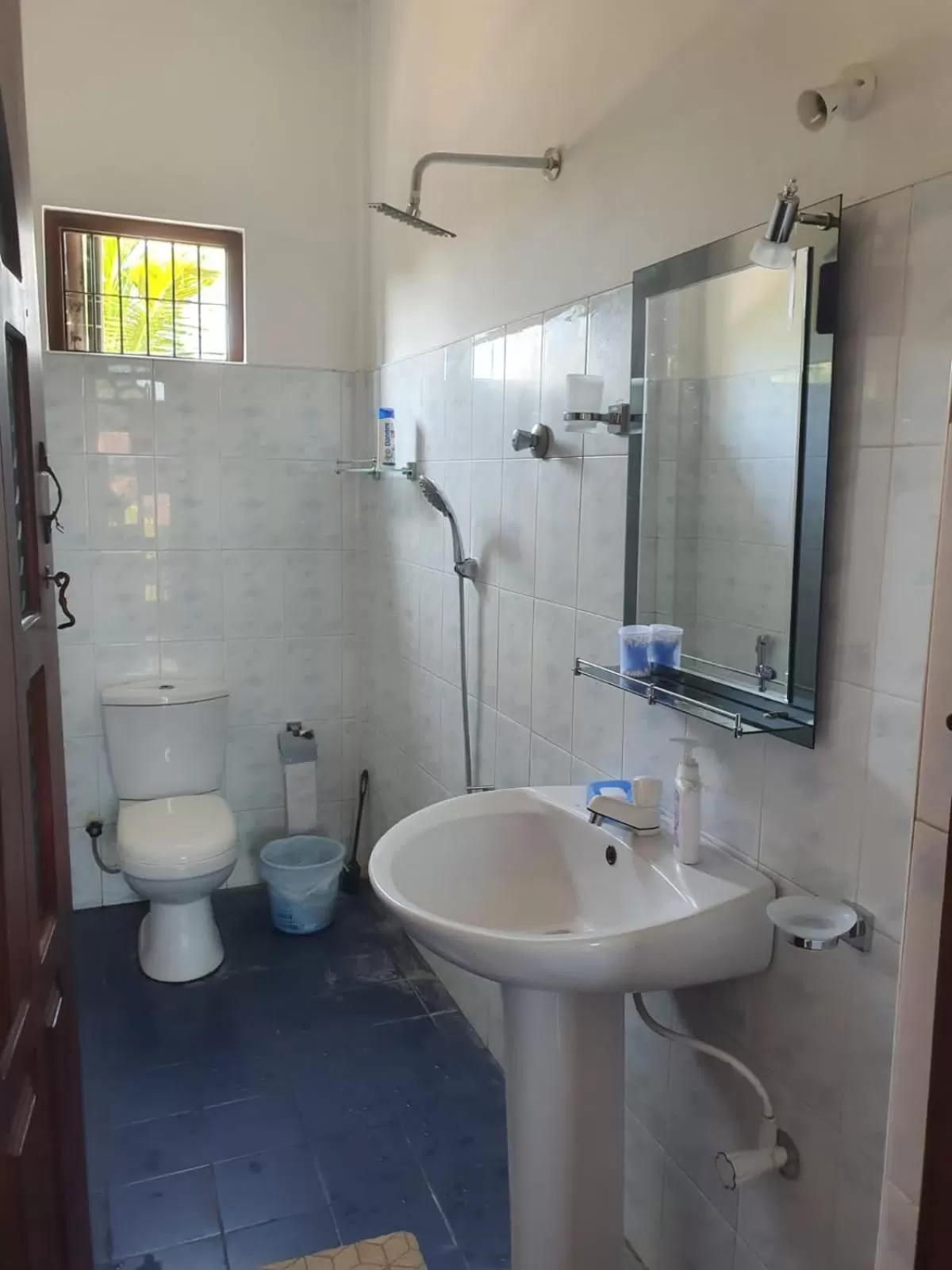 Bathroom in Airport Layover B&B