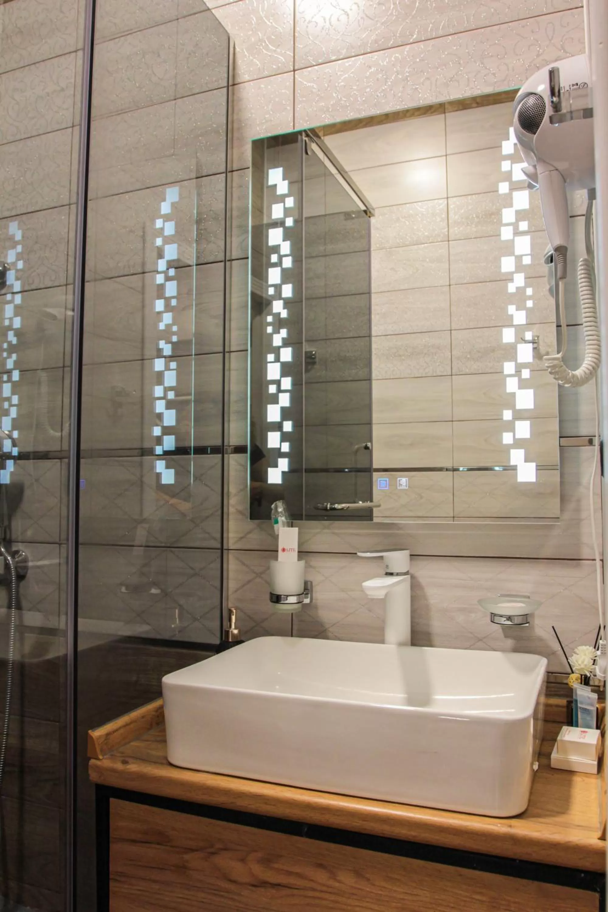 Shower, Bathroom in E-lite& Meatador