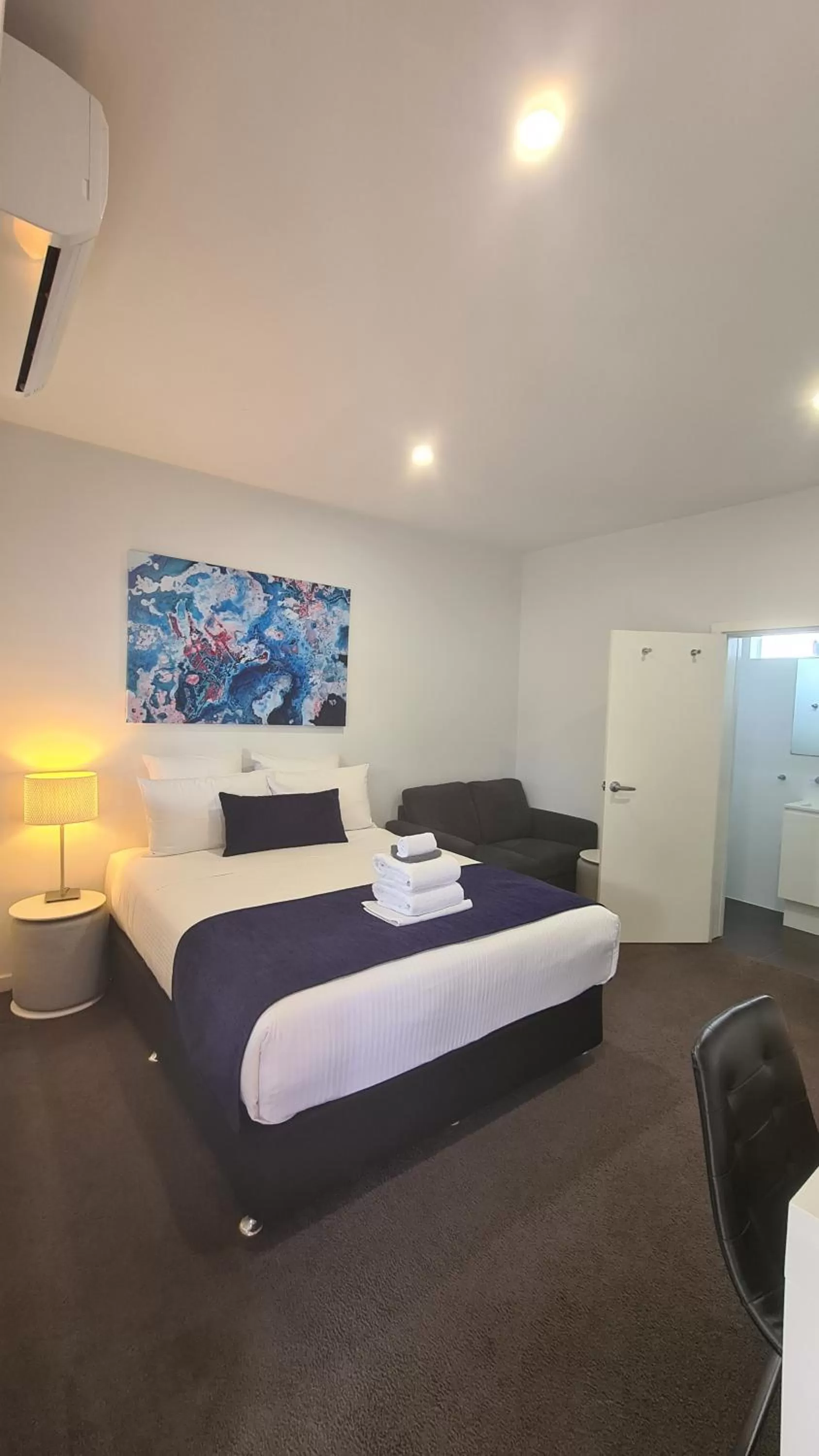 Bed in The Avenue Inn