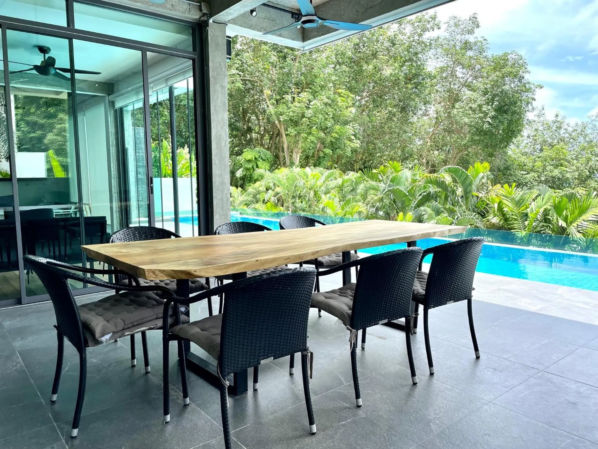 Restaurant/places to eat in Baan Saint-Tropez Seaview Villas Kata Beach