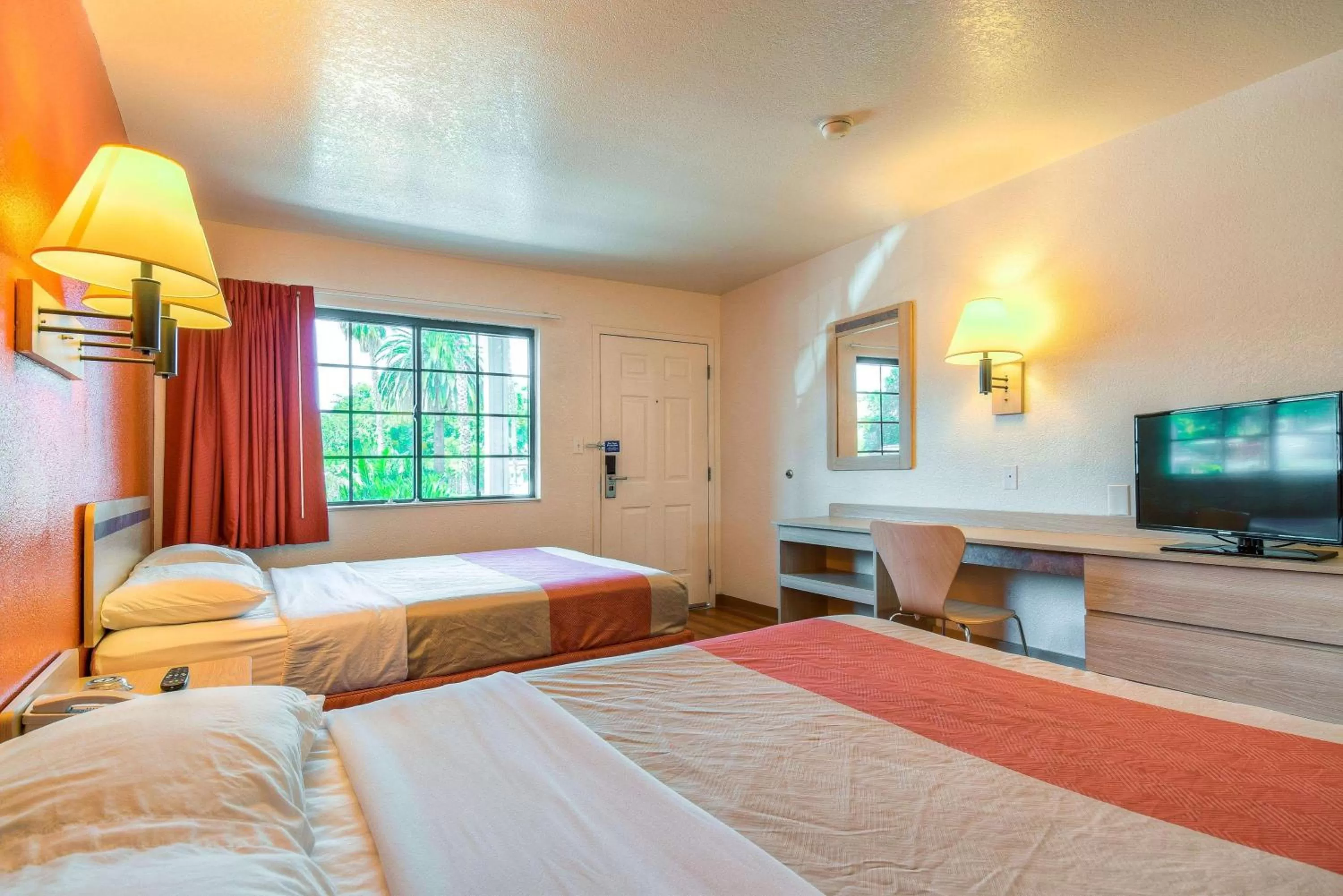 TV and multimedia, Bed in Motel 6-Pomona, CA - Los Angeles