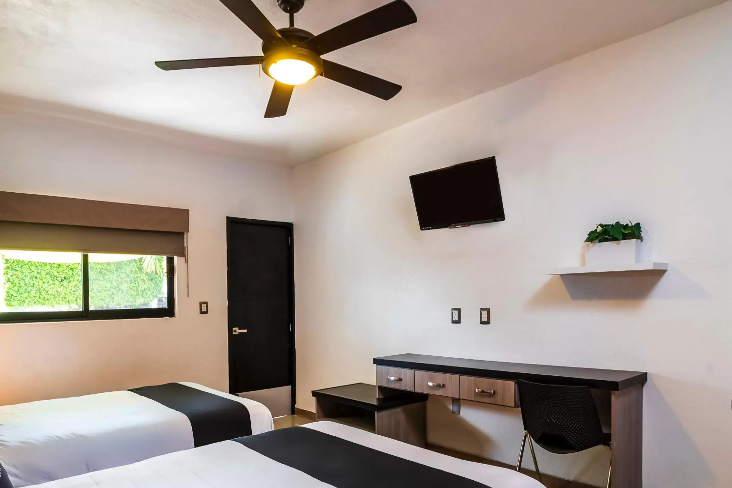 Bedroom, TV/Entertainment Center in Collection O Hotel Mango,Six Flags Hurricane Harbor Oaxtepec