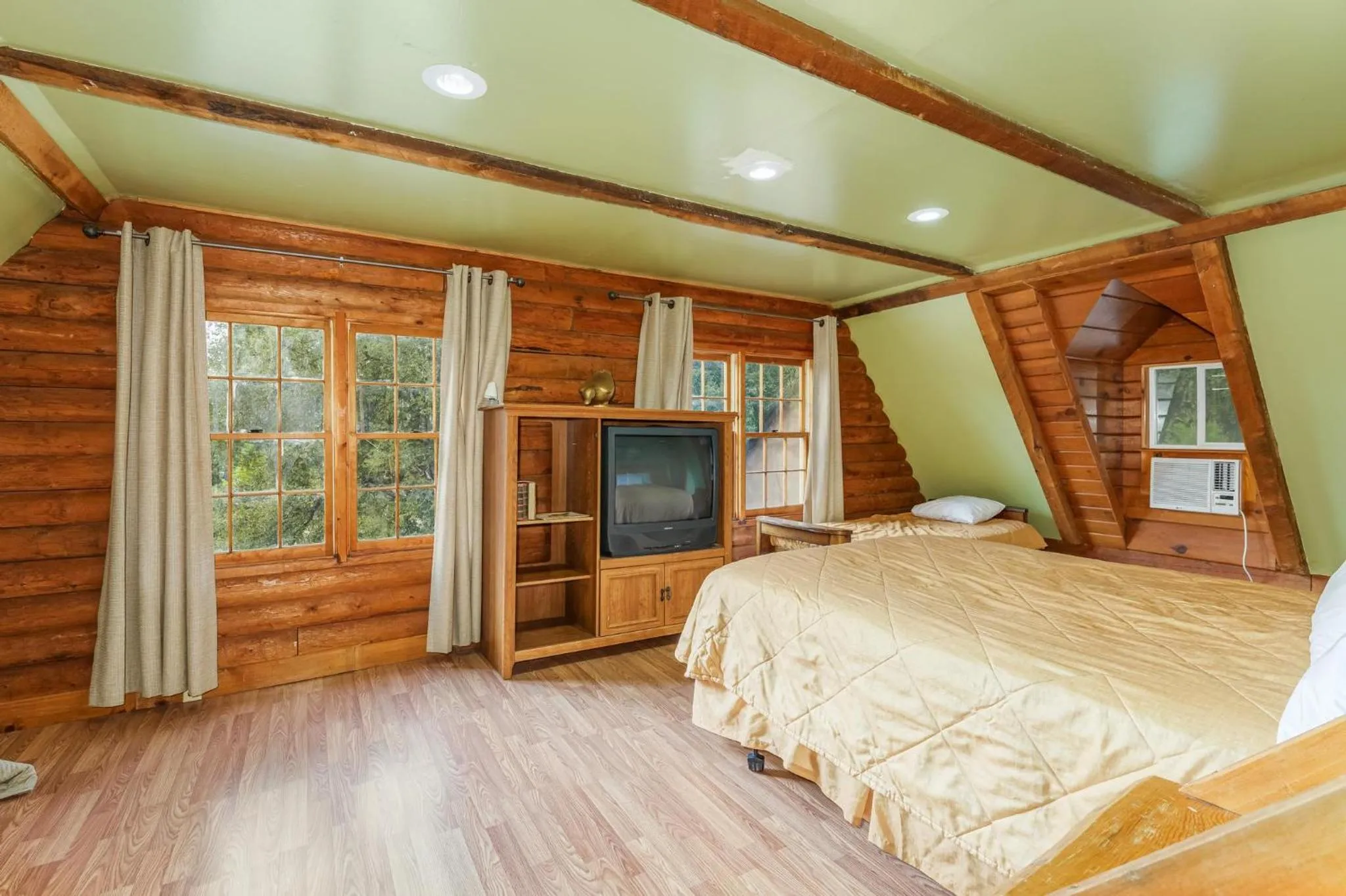 Bed in Mountain Trail Lodge and Vacation Rentals