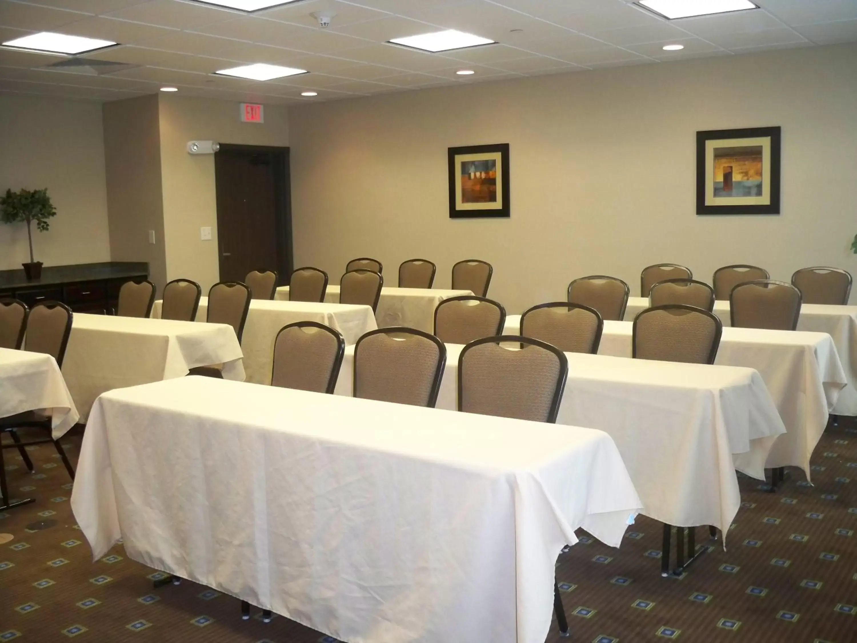 Meeting/conference room in Holiday Inn Express & Suites - Omaha I - 80, an IHG Hotel