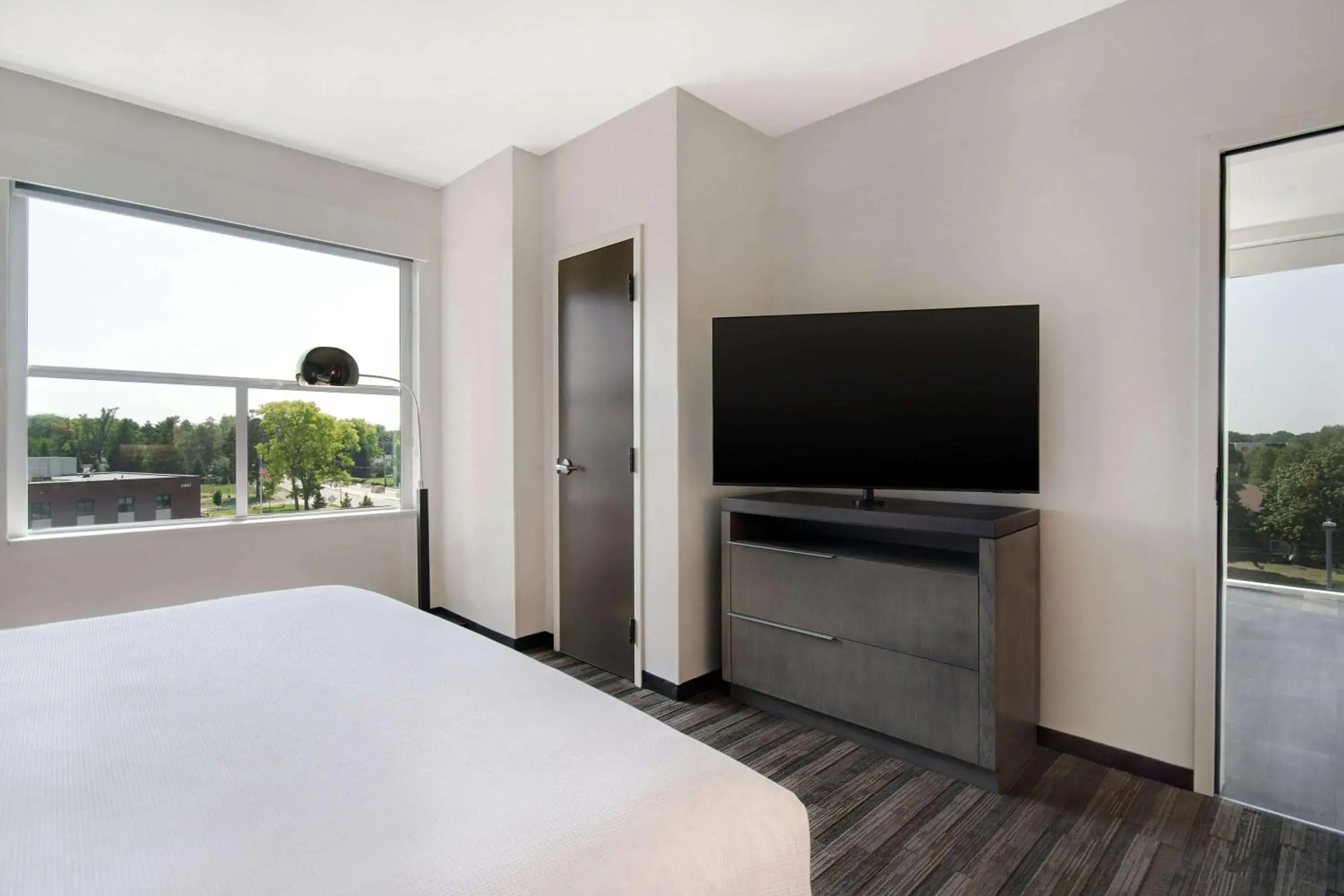Bedroom, TV/Entertainment Center in Hyatt House Mall Of America Msp Airport