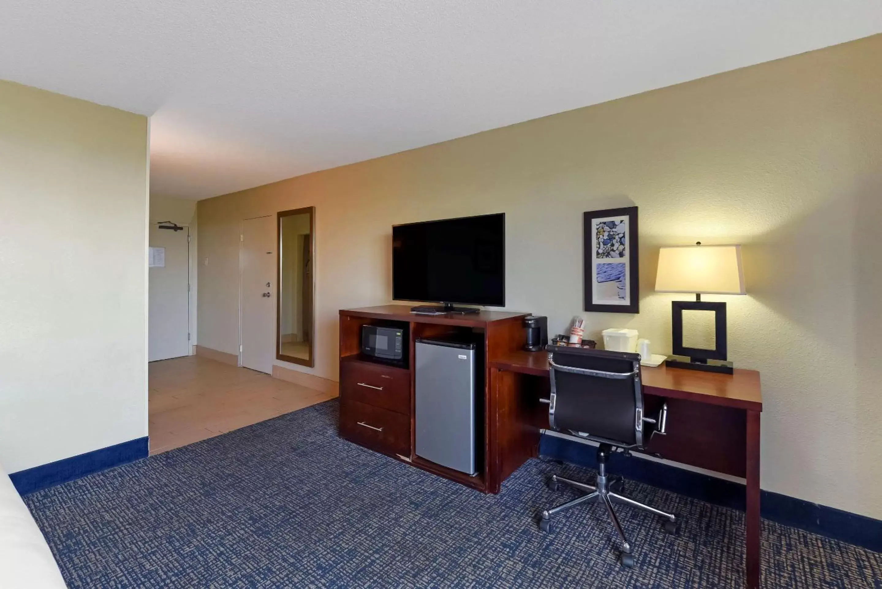 Photo of the whole room, TV/Entertainment Center in Comfort Inn on the Ocean