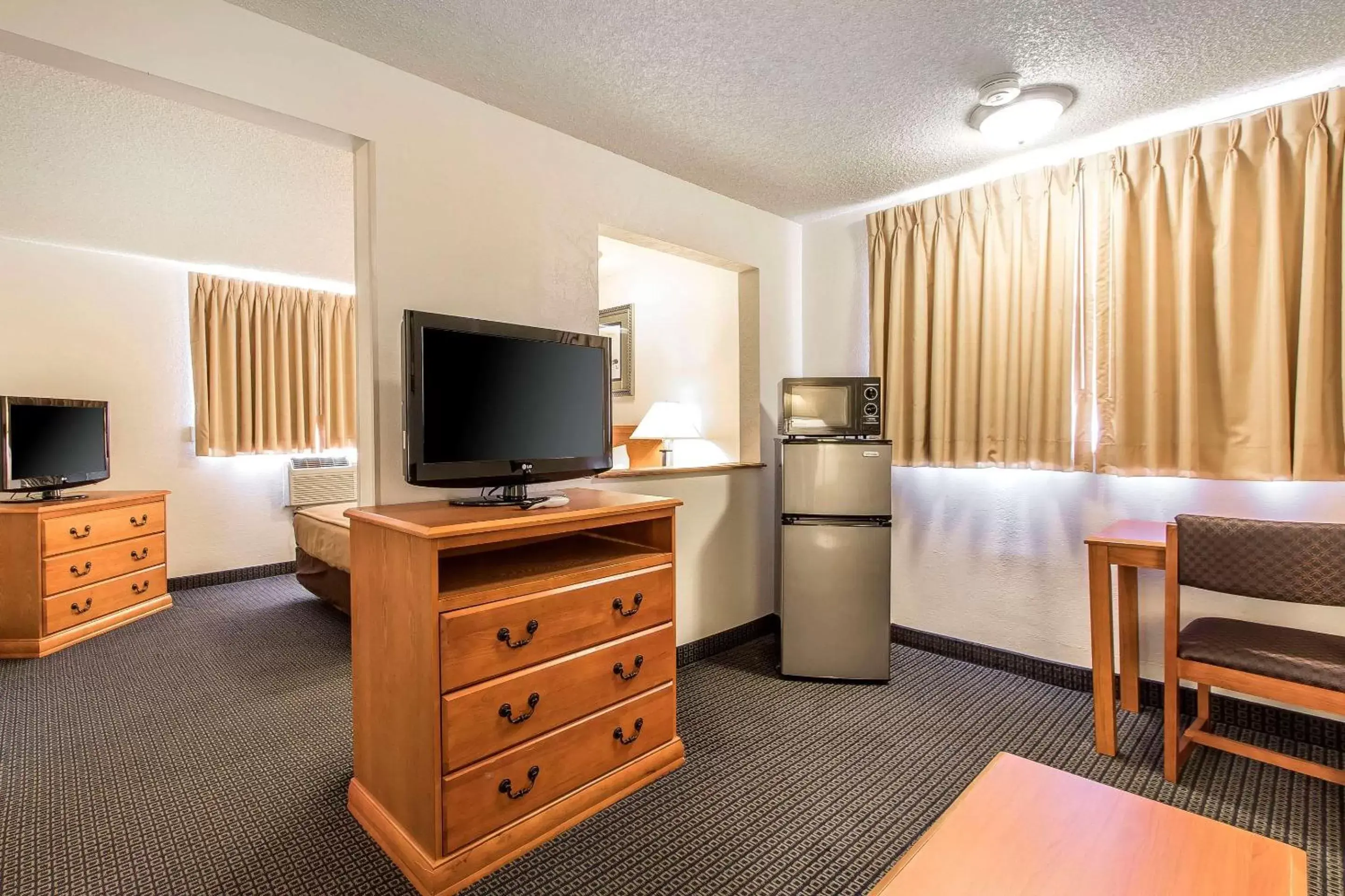 Photo of the whole room, TV/Entertainment Center in Econo Lodge Inn & Suites Clinton