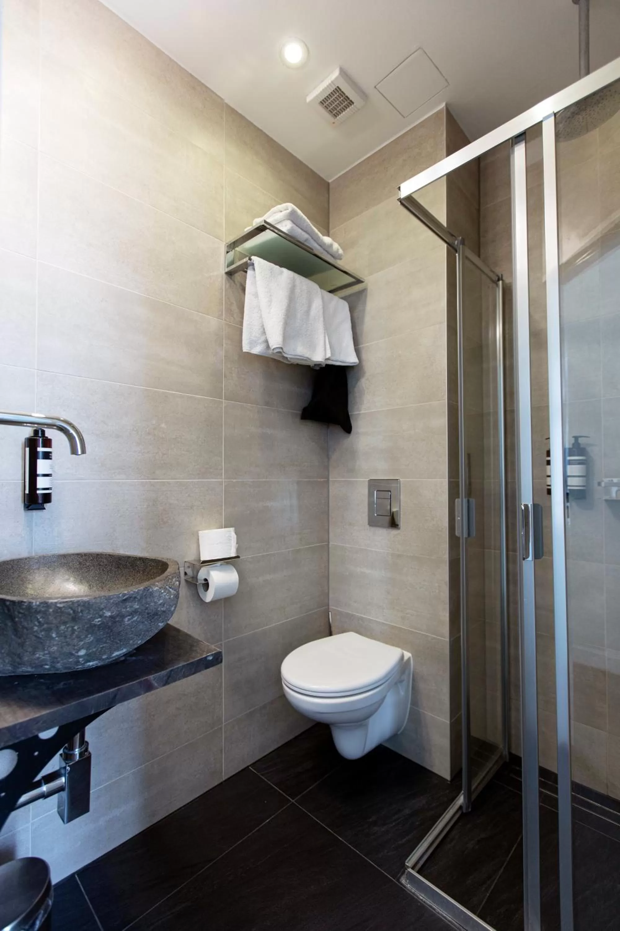 Shower in Quentin England Hotel