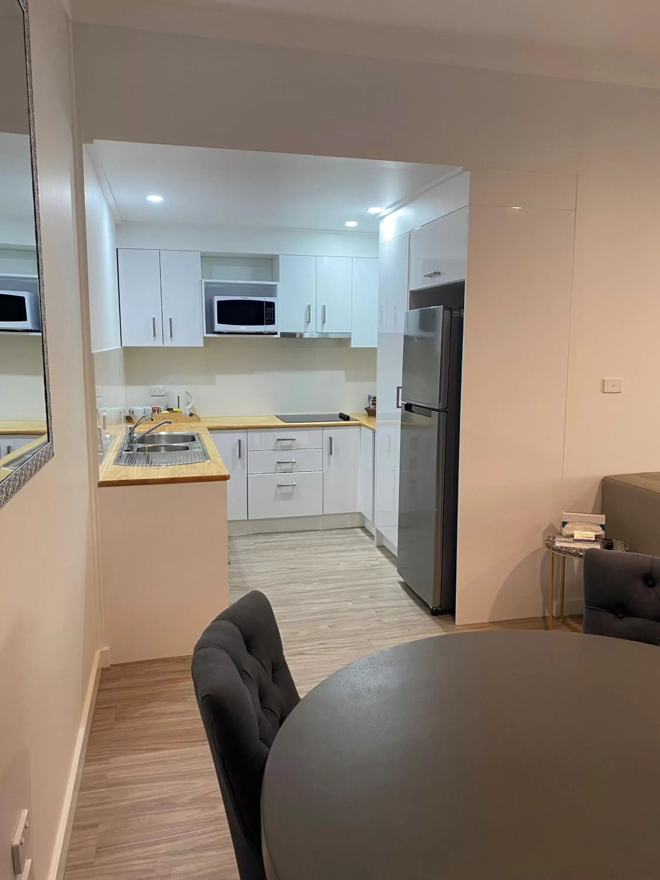 Kitchen/Kitchenette in New England Motor Lodge