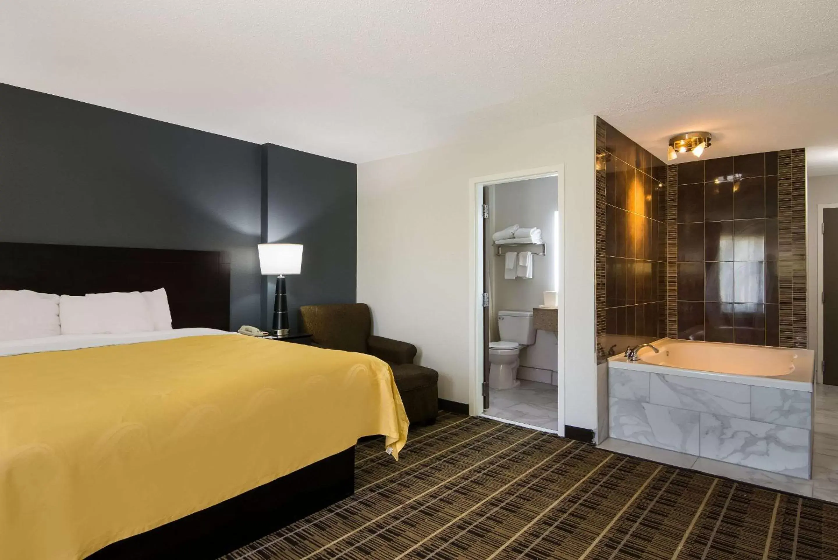 Bedroom, Bed in Quality Inn Aurora - Naperville Area