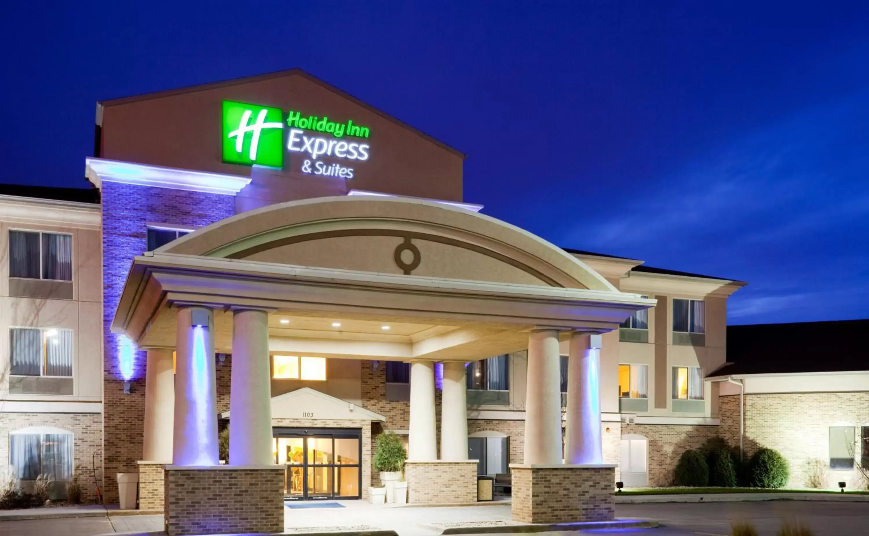 Property Building in Holiday Inn Express Hotel & Suites Sioux Falls-Brandon, an IHG Hotel