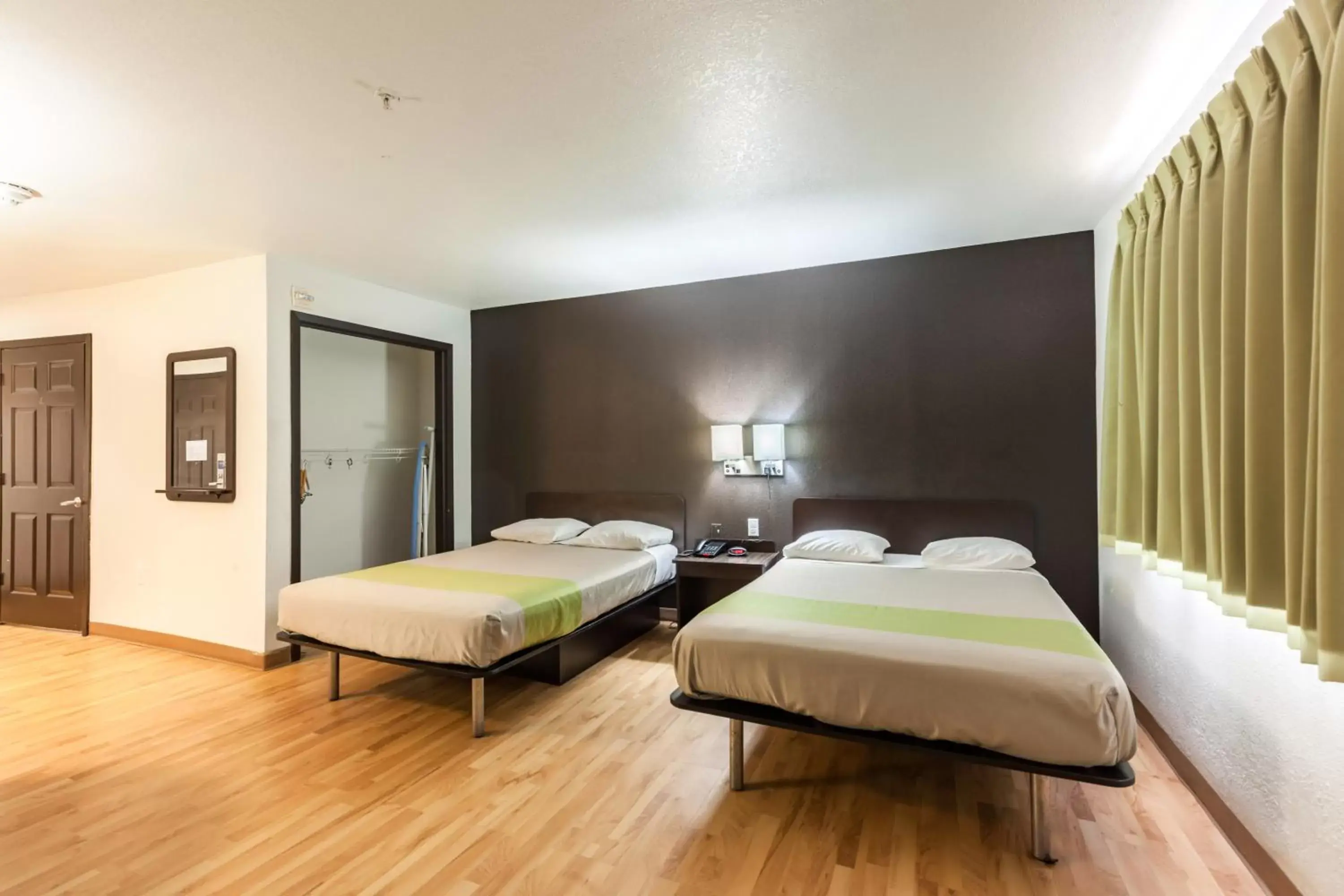 Bedroom, Bed in Studio 6-Port Arthur, TX - SE