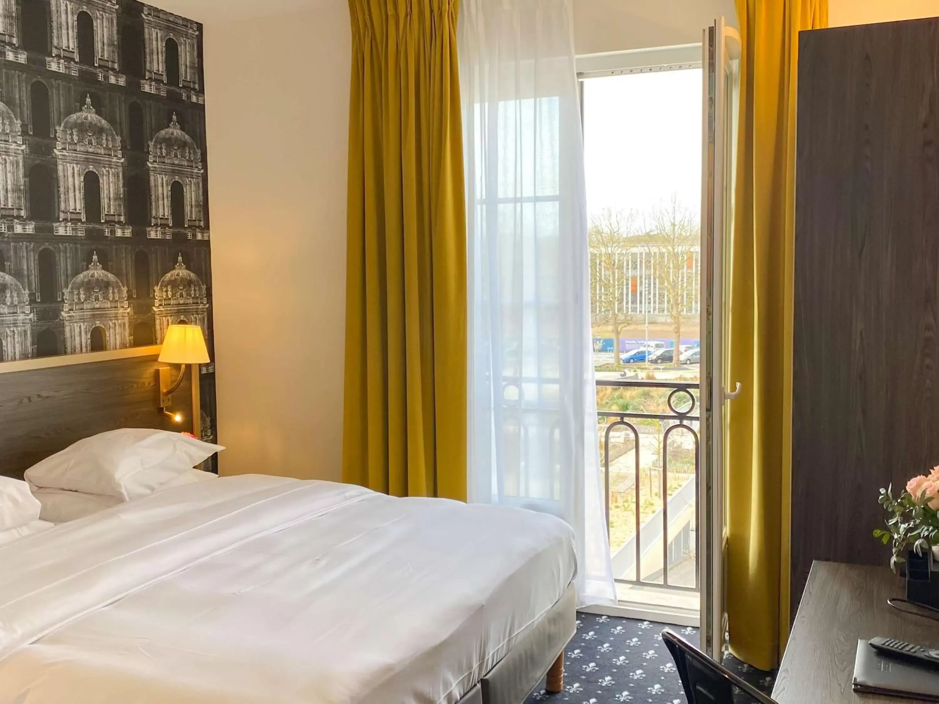 Bed in Best Western Royal Hotel Caen