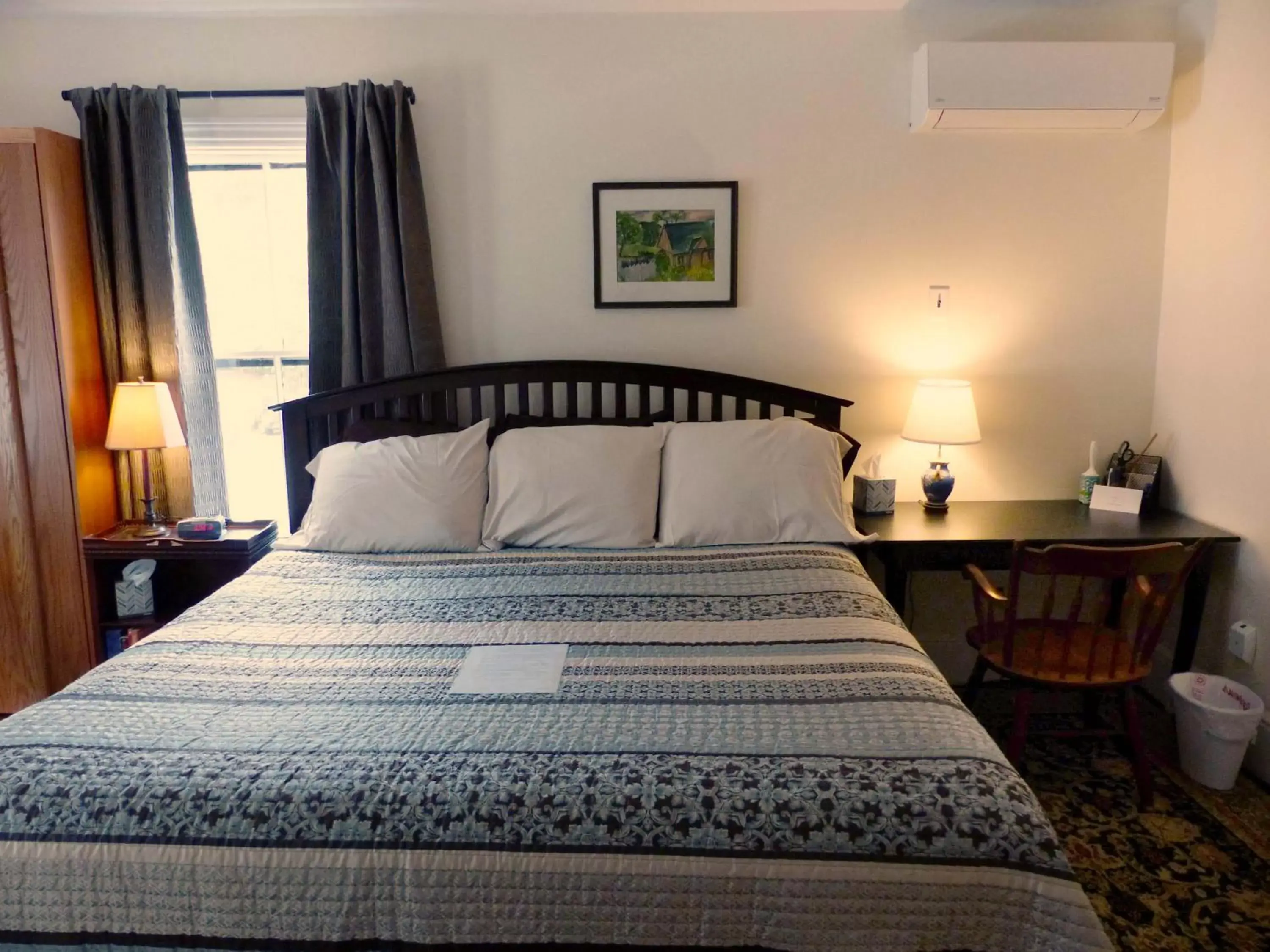 Bedroom, Bed in Davis Square Inn