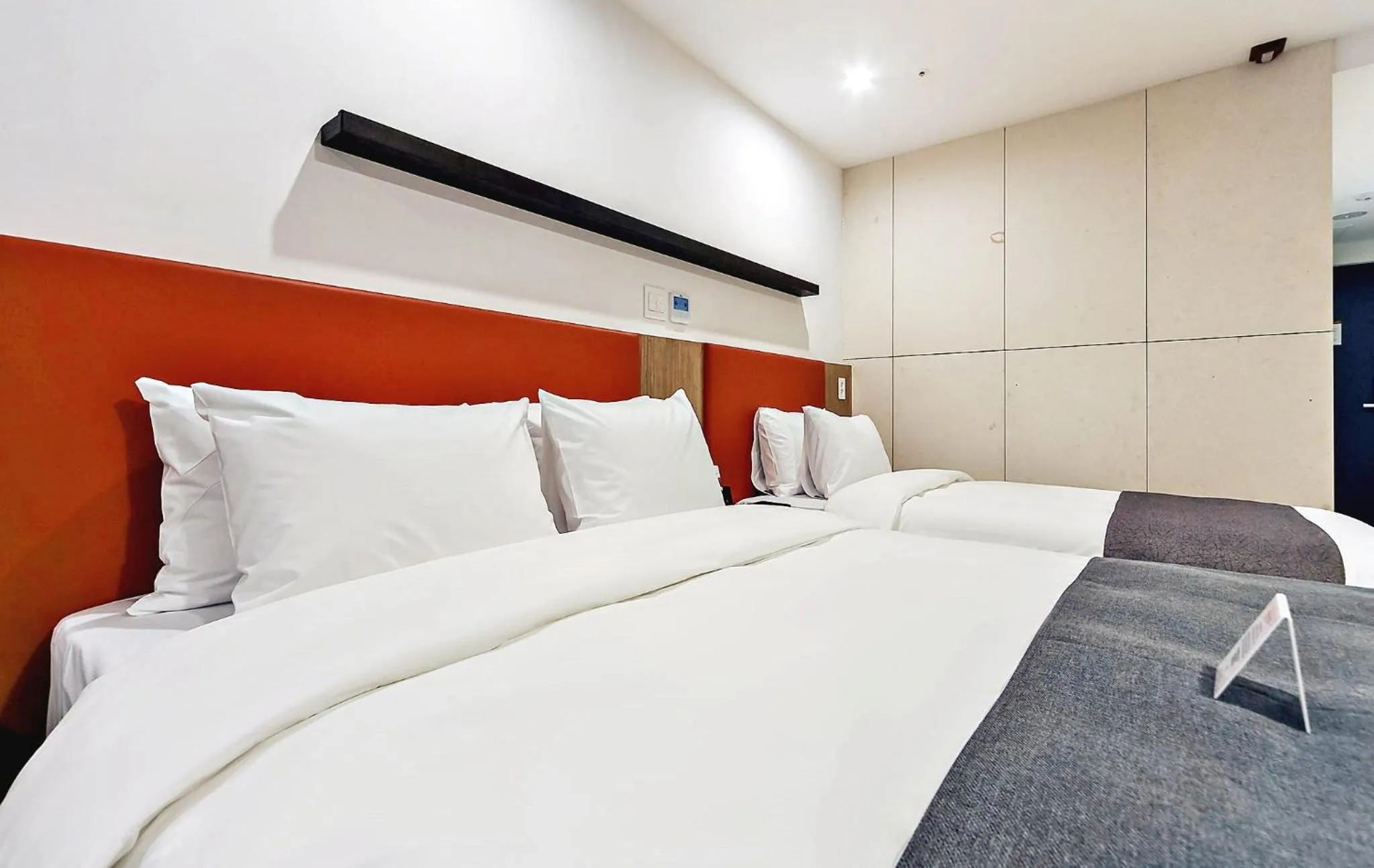 Bed in Hotel Noblestay