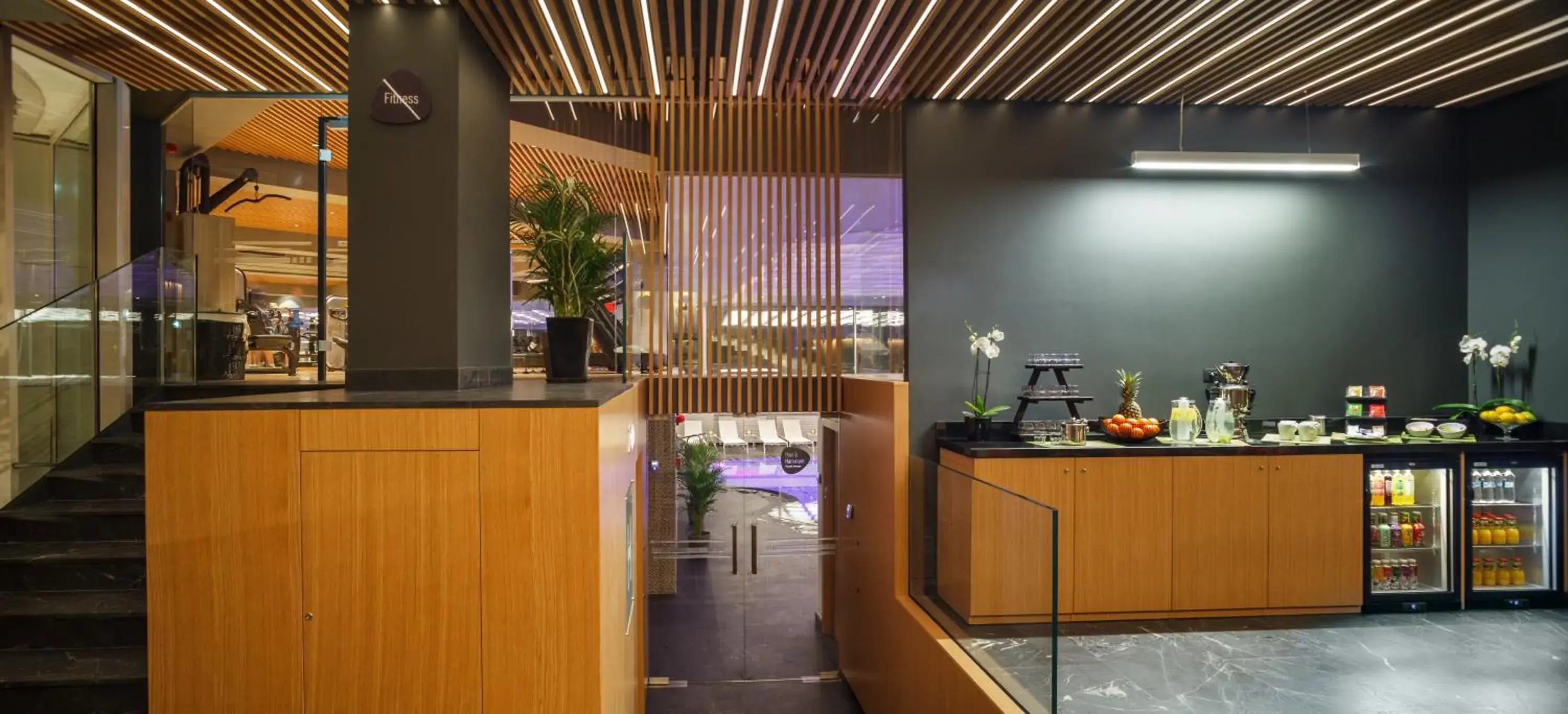 Lounge or bar, Kitchen/Kitchenette in Crowne Plaza Bucharest, an IHG Hotel