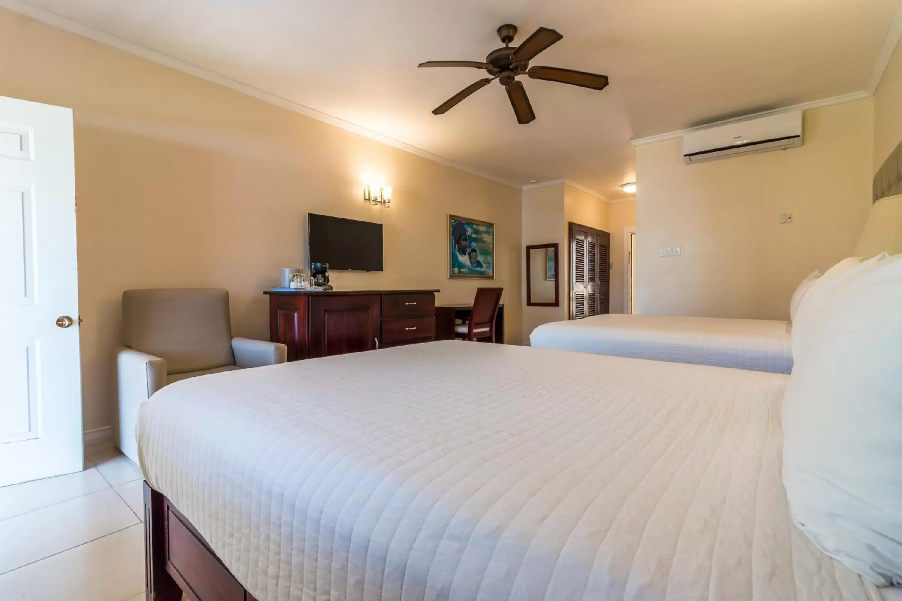 TV and multimedia, Bed in Travellers Beach Resort