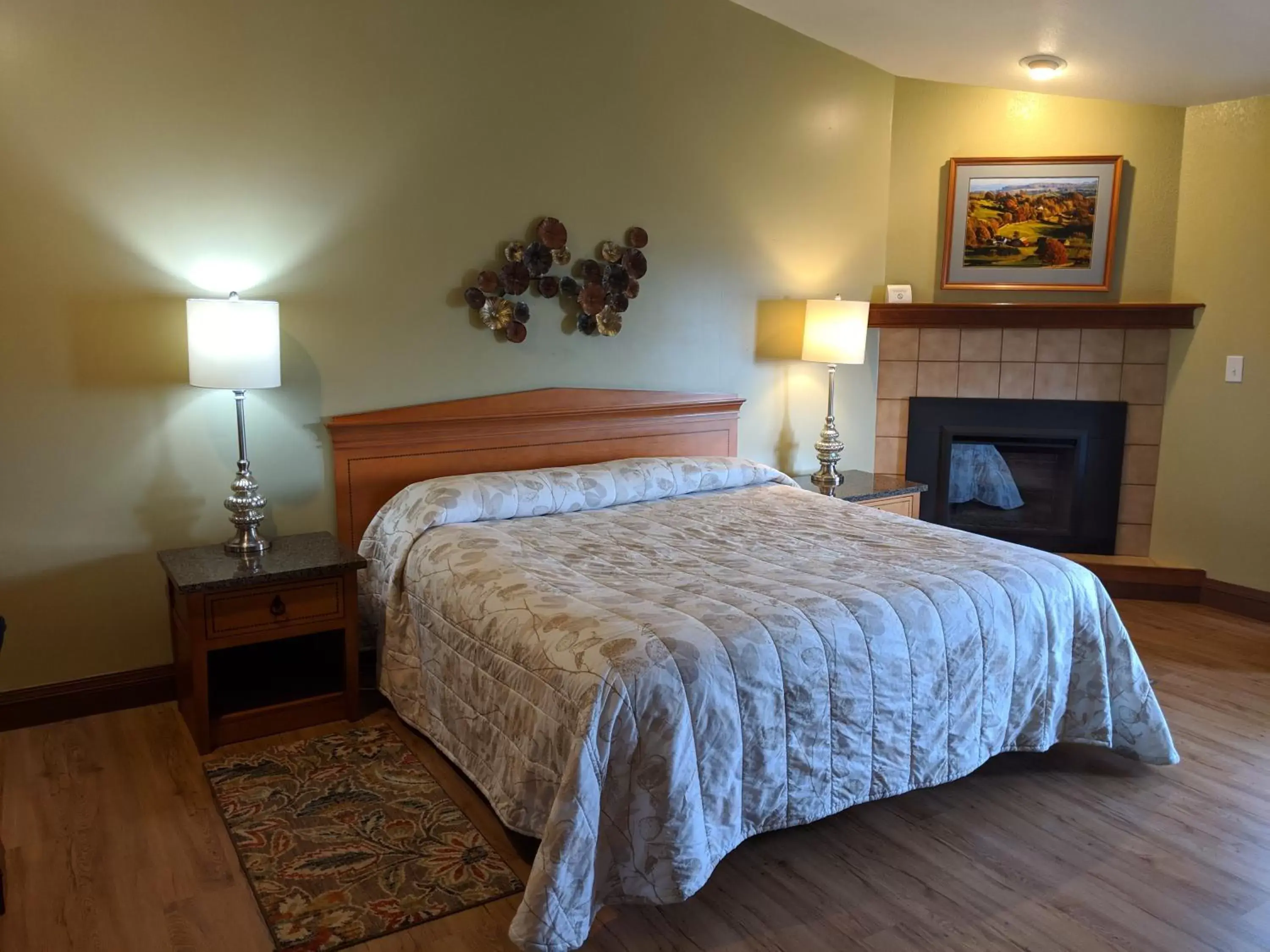 Bedroom, Bed in Hilltop Inn Broomfield Denver