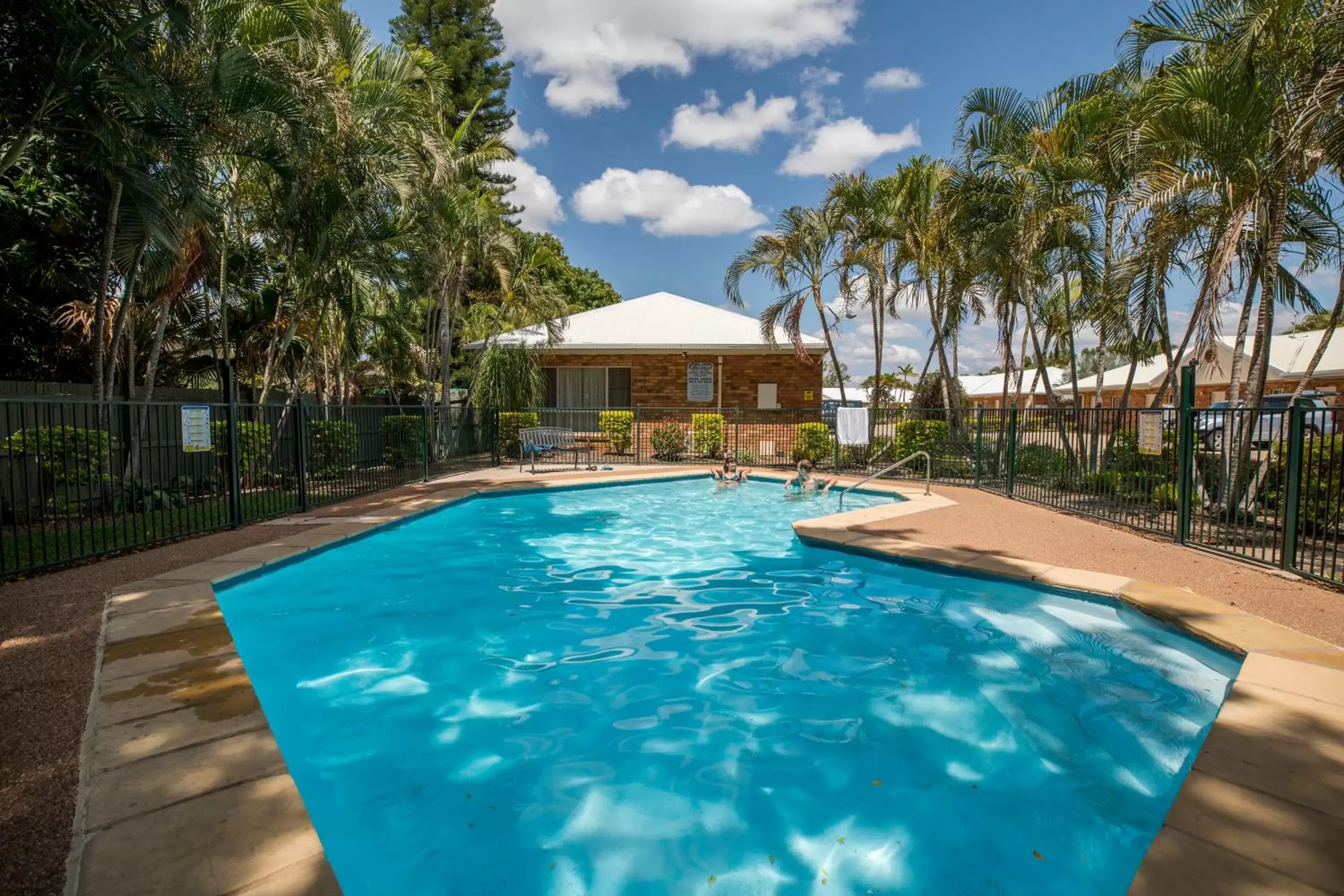 Swimming Pool in Emerald Maraboon Motor Inn