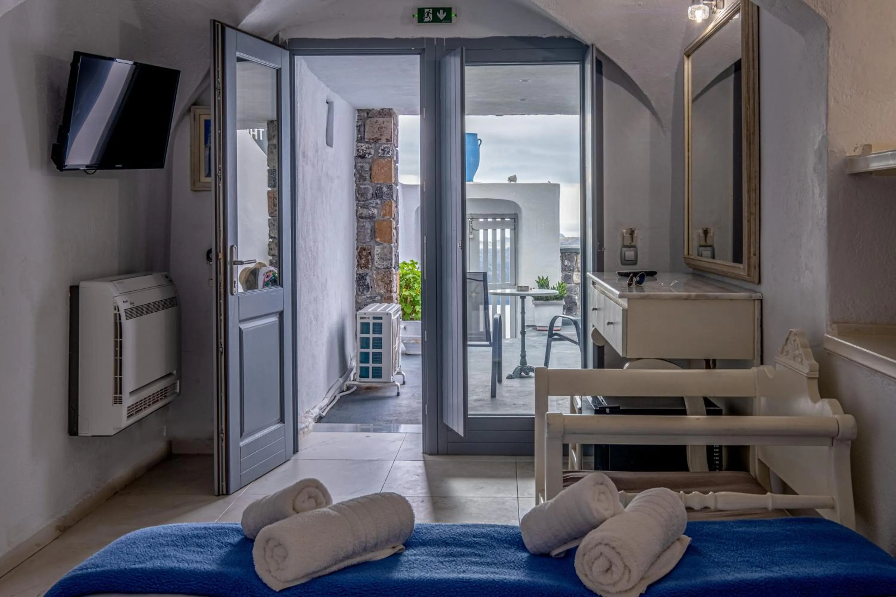 Bed in Loucas on the Cliff