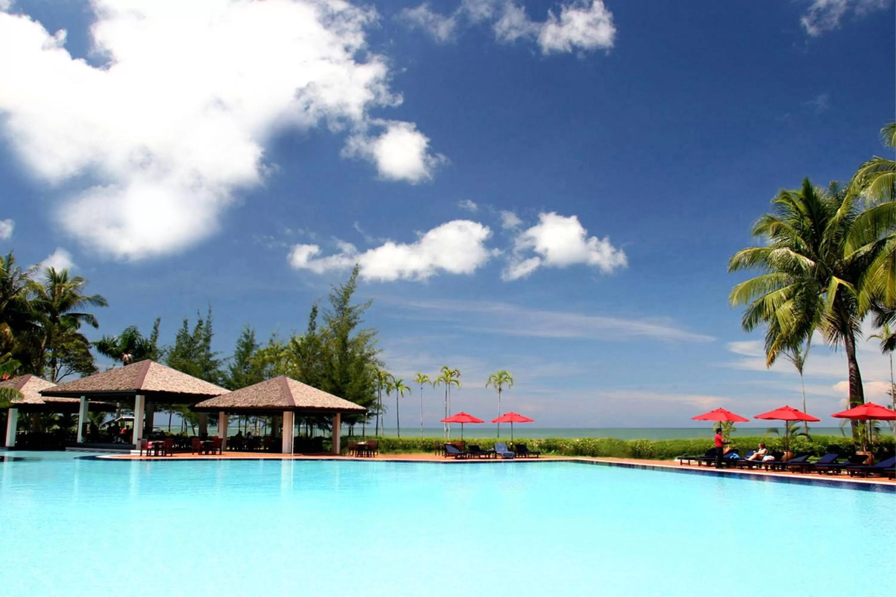 Swimming pool in Miri Marriott Resort & Spa