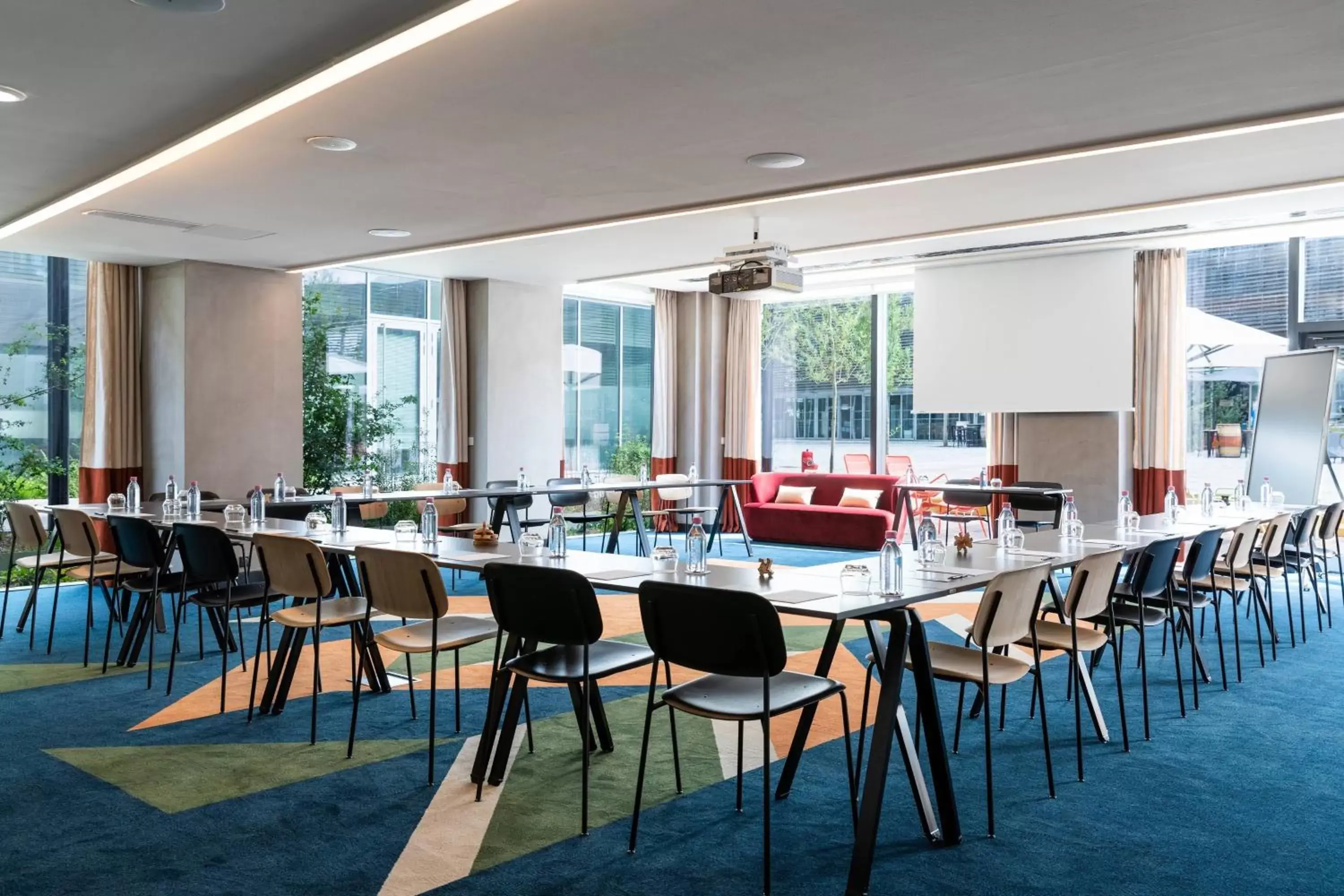 Meeting/conference room, Restaurant/Places to Eat in Renaissance Bordeaux Hotel