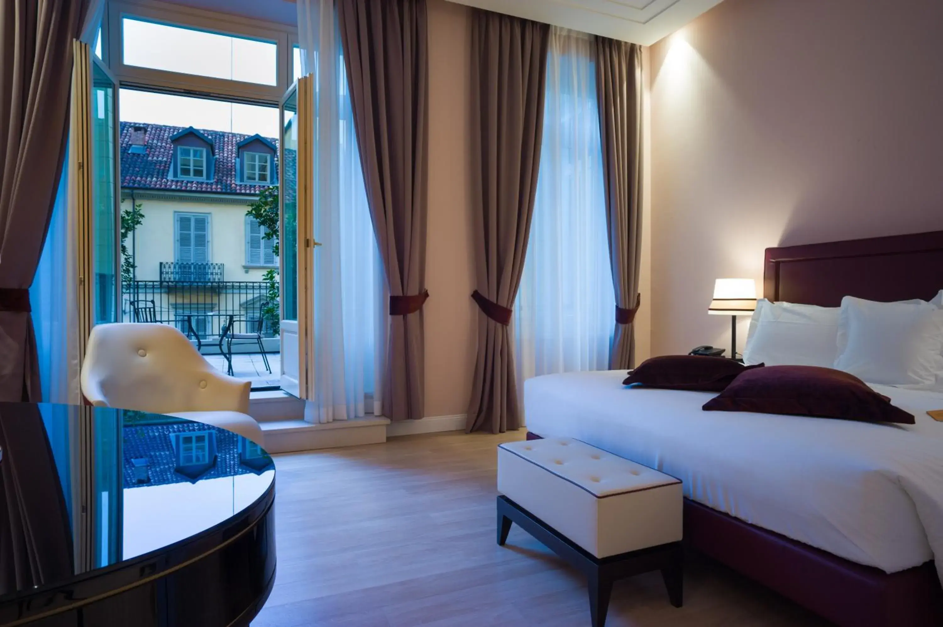 Photo of the whole room, Bed in Turin Palace Hotel
