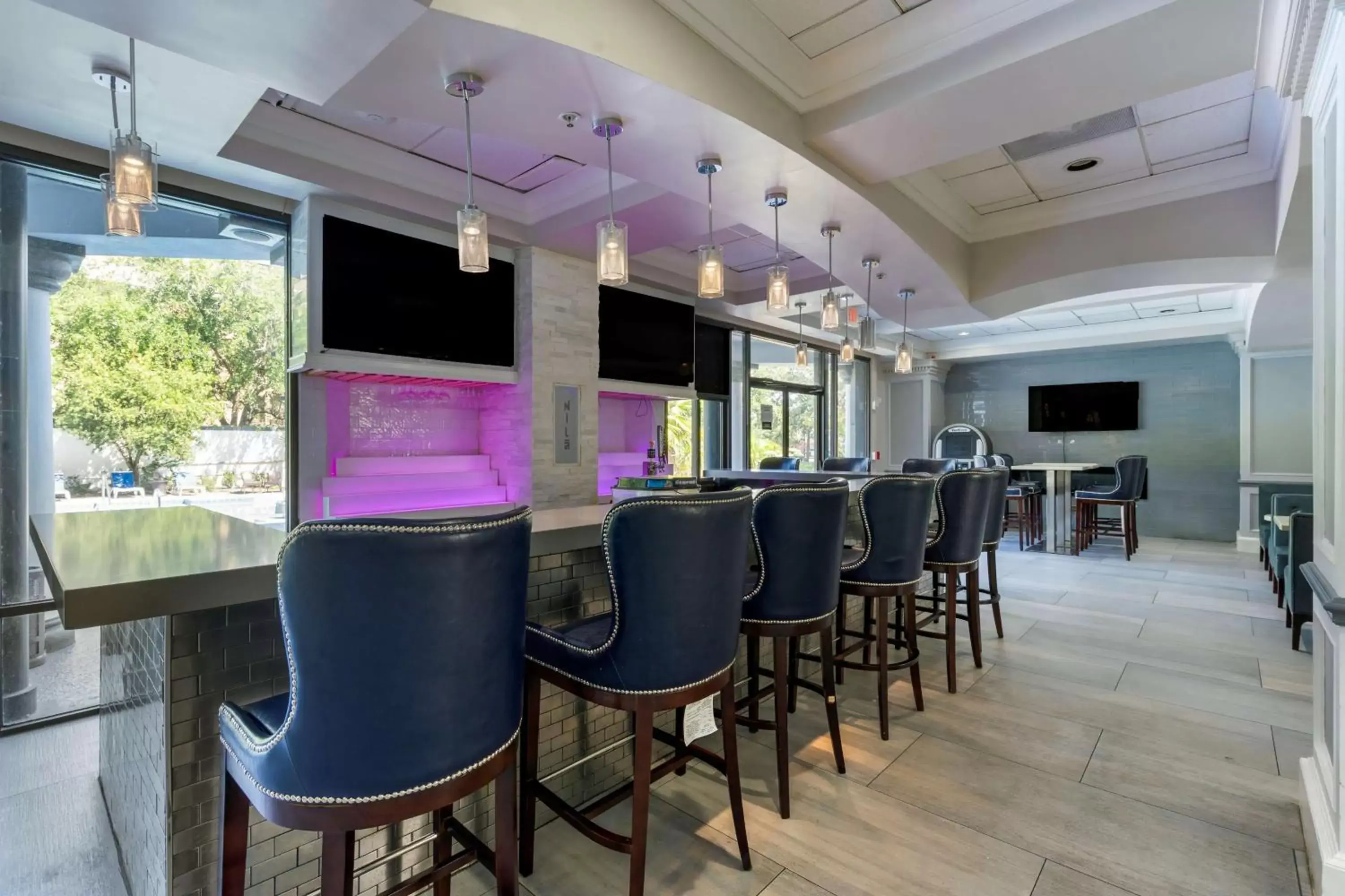 Lounge or bar in Premier Jacksonville Deerwood Hotel