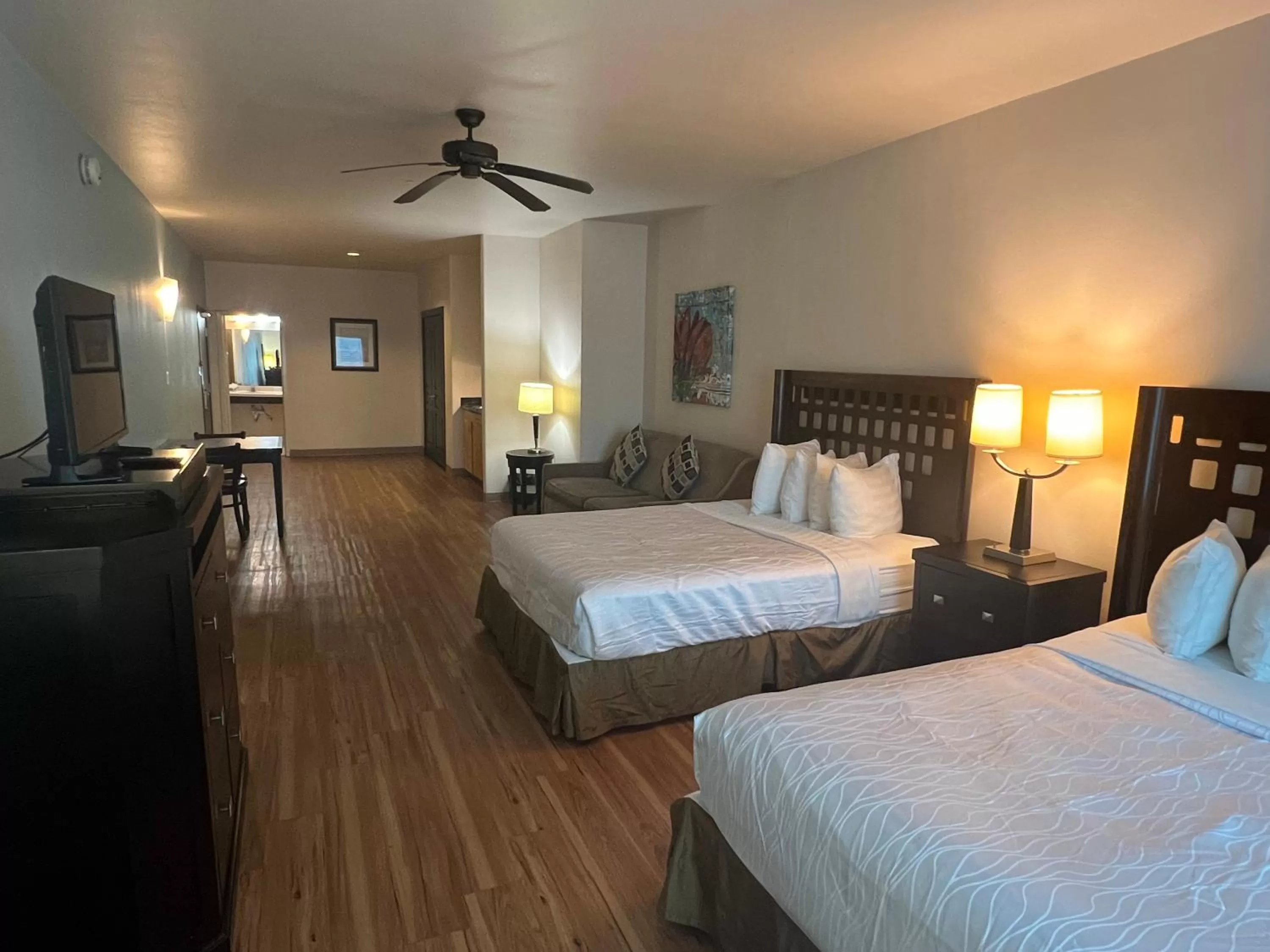 Photo of the whole room, Bed in Sunchase Inn & Suites