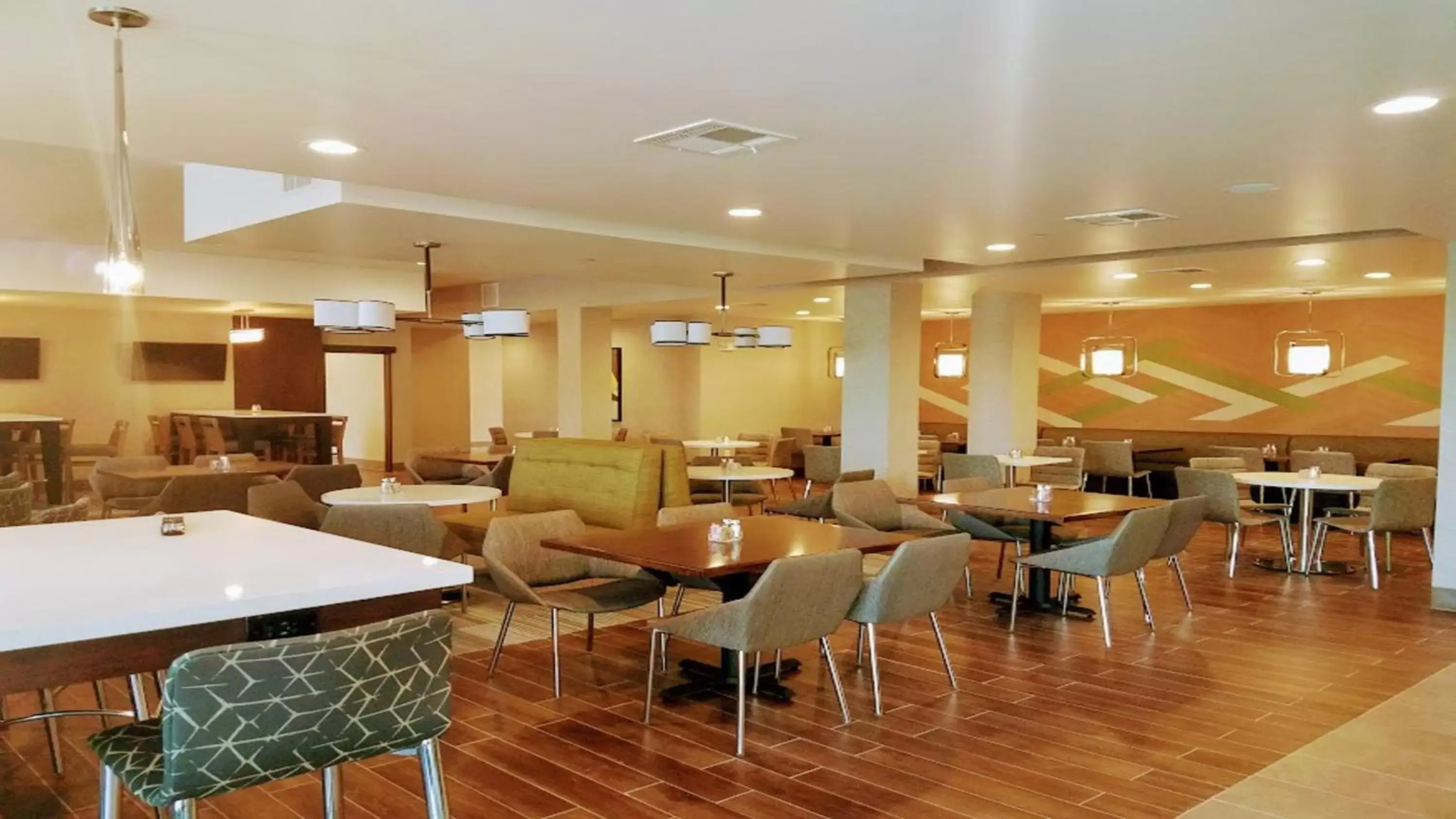Restaurant/places to eat, Lounge/Bar in Holiday Inn & Suites Houston NW - Willowbrook, an IHG Hotel