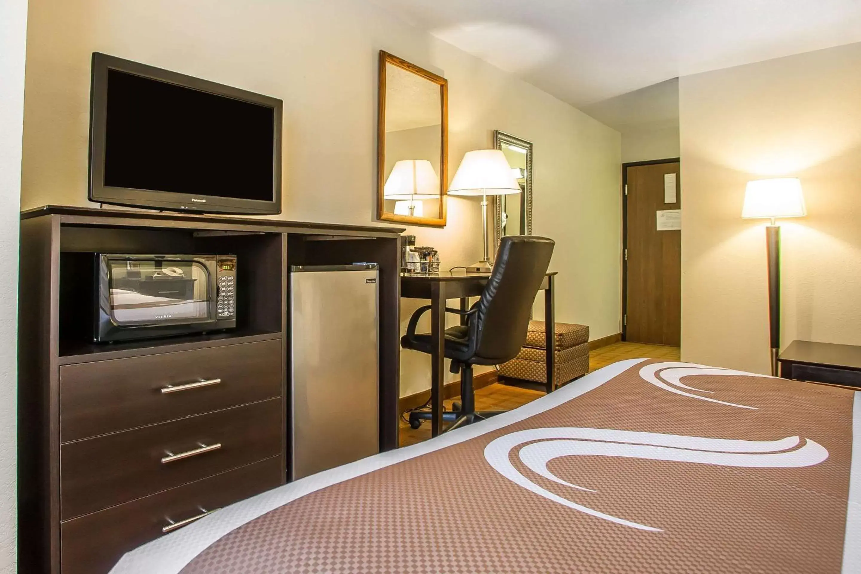 Photo of the whole room, TV/Entertainment Center in Quality Inn & Suites Marinette