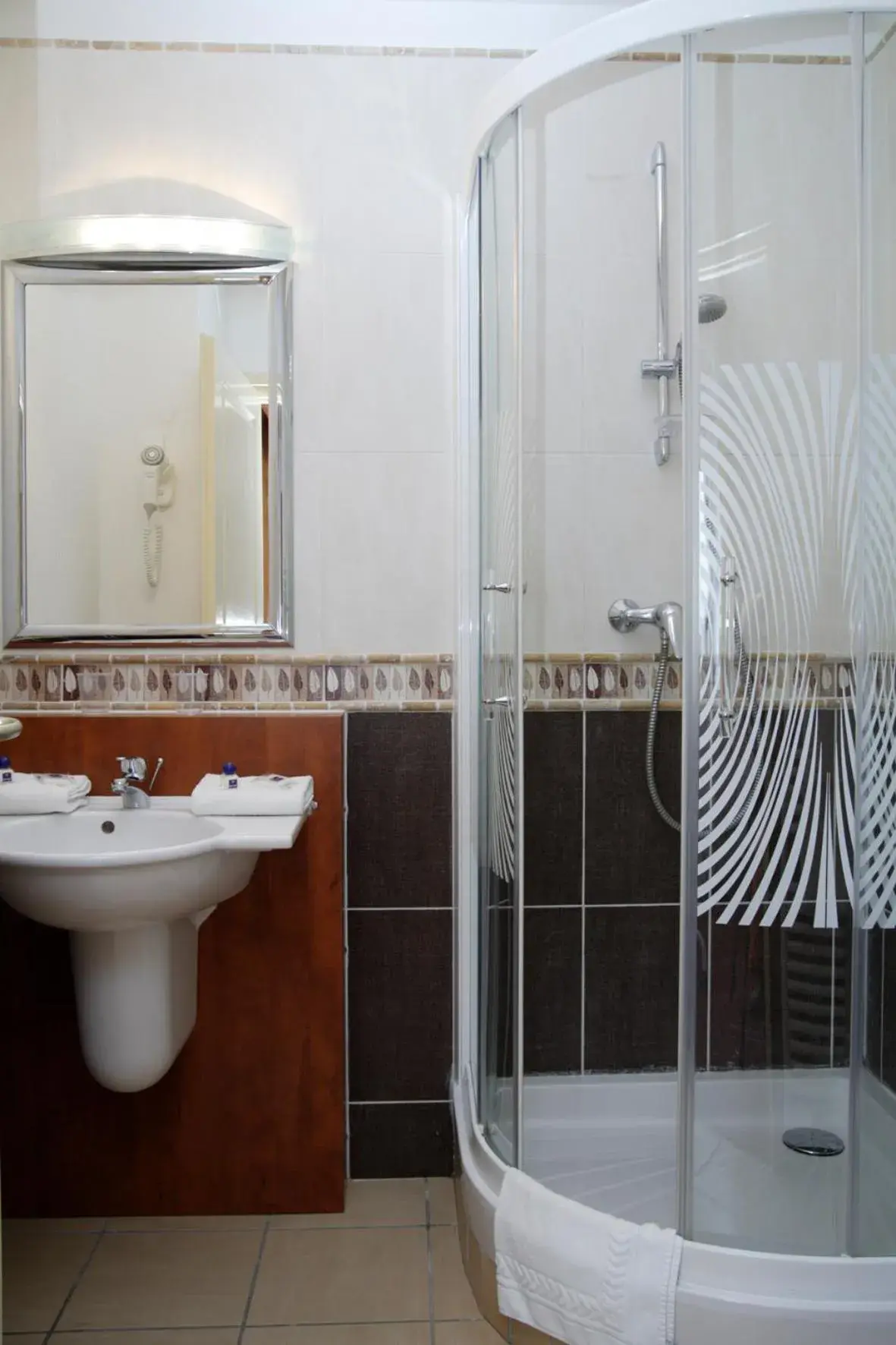 Bathroom in Kyriad Hotel - Restaurant Carentan