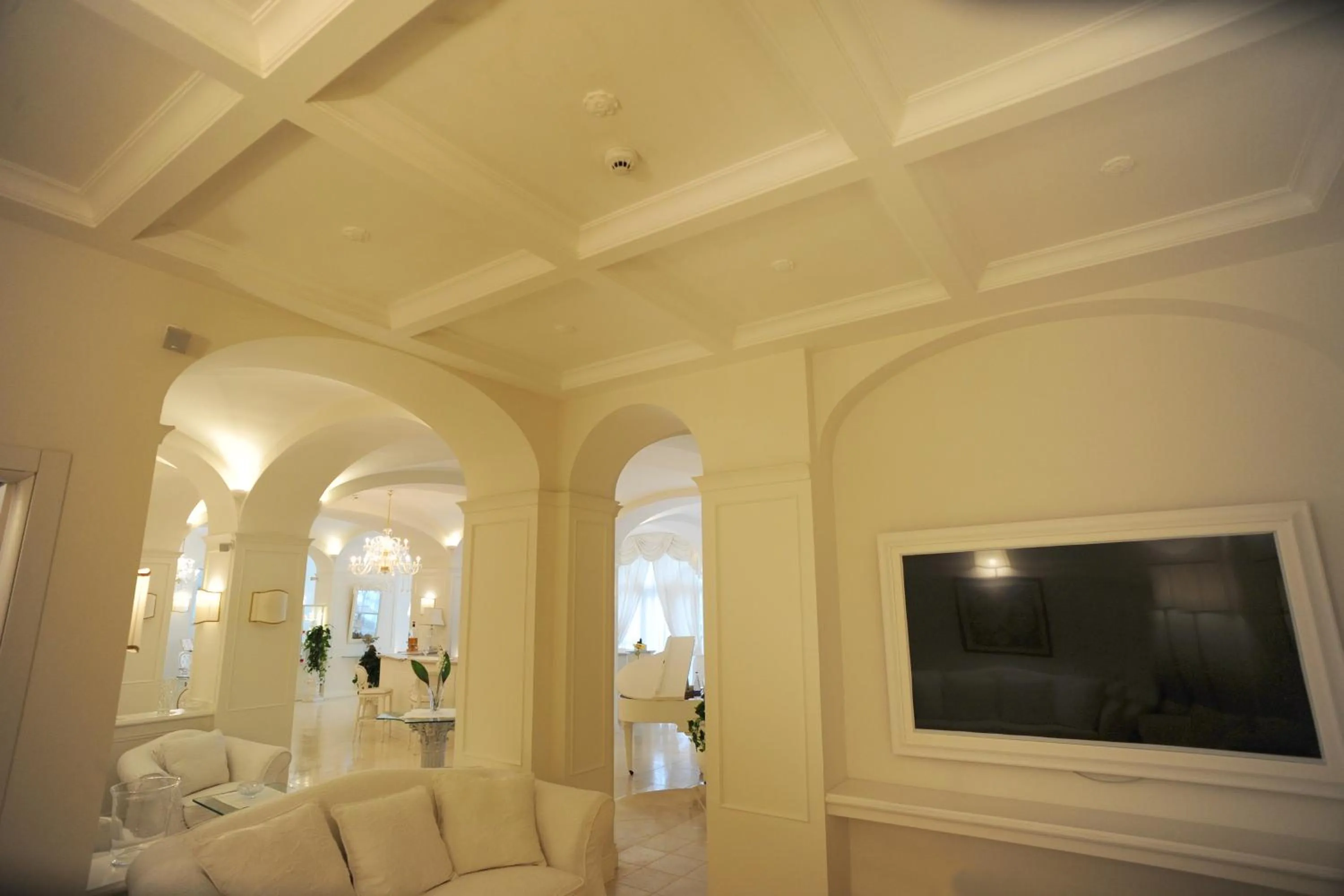 Communal lounge/ TV room in Minori Palace