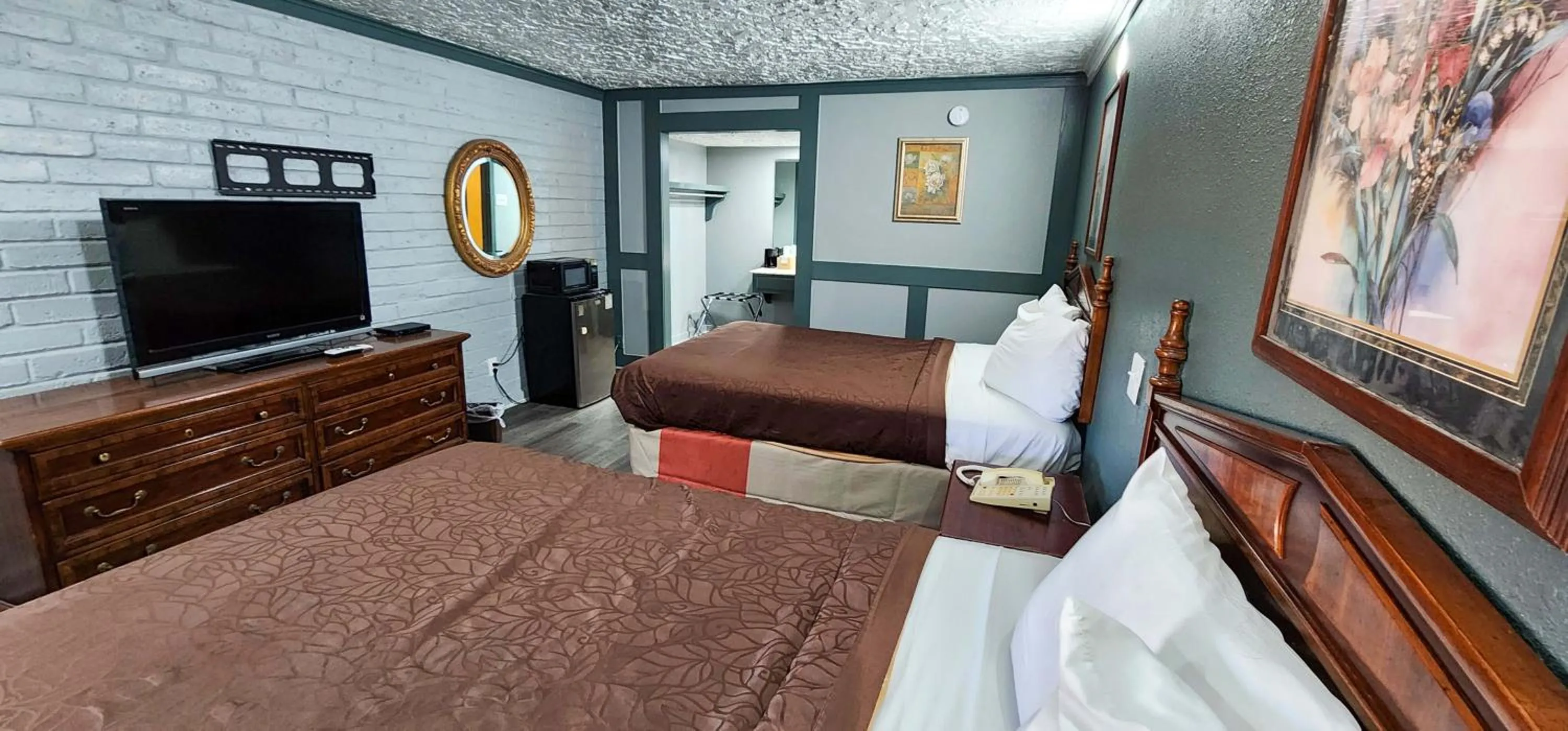 Bed in Stratford Inn Tyler