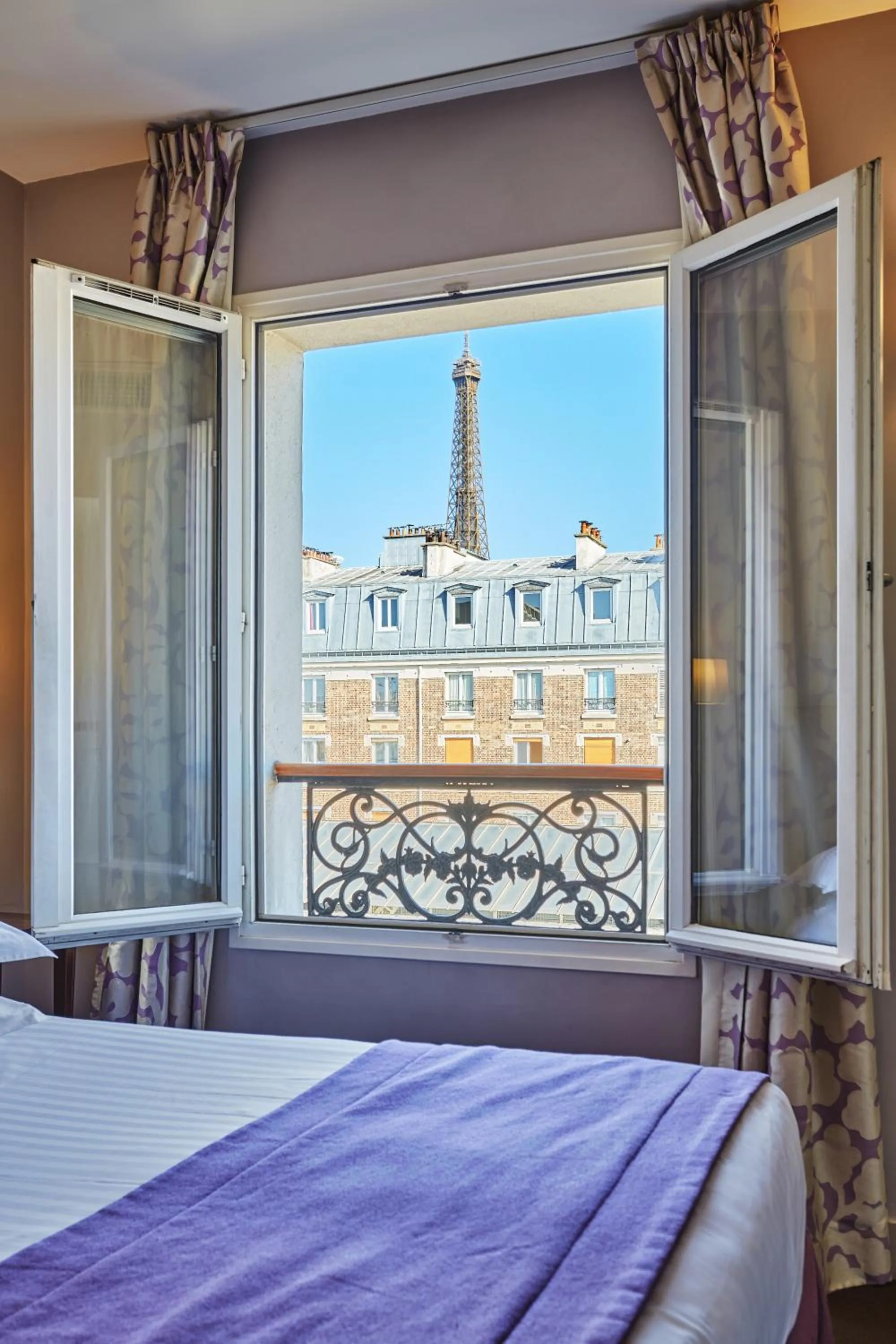 View (from property/room), Bed in Hôtel Le Relais Saint Charles