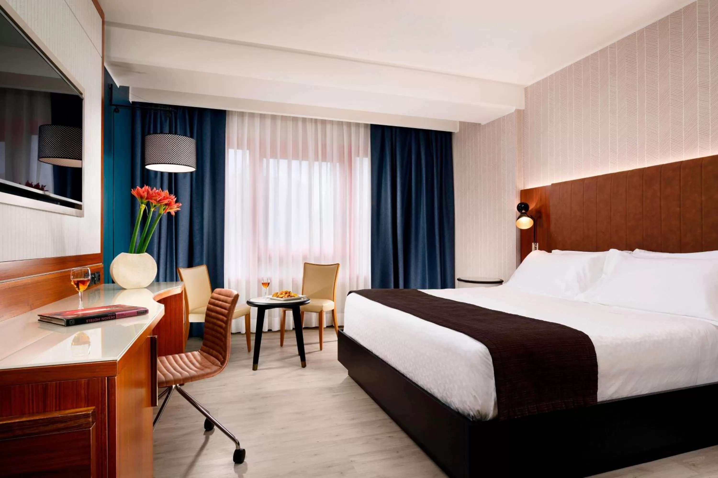 Photo of the whole room, Bed in Four Points by Sheraton Siena