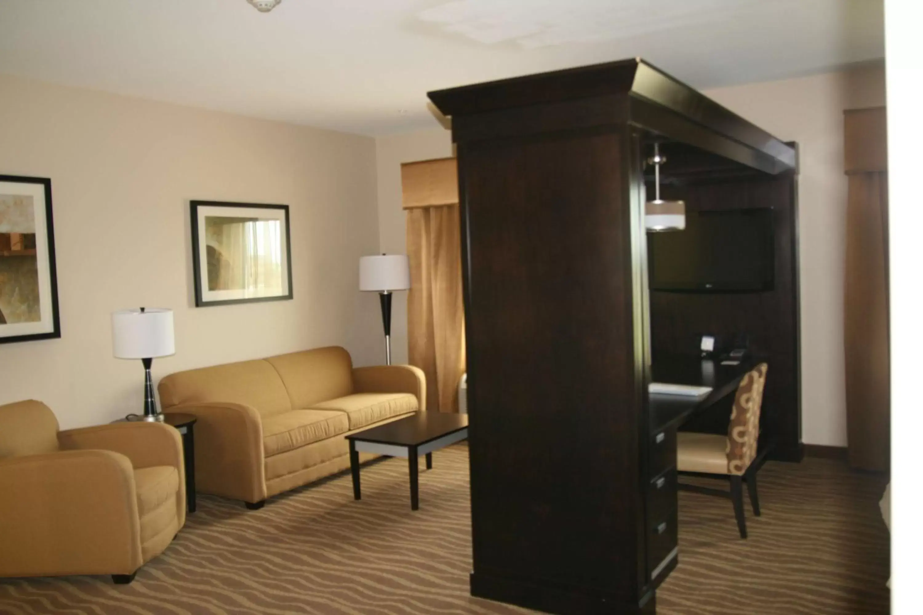 Bedroom, Seating Area in Hampton Inn & Suites Cleburne